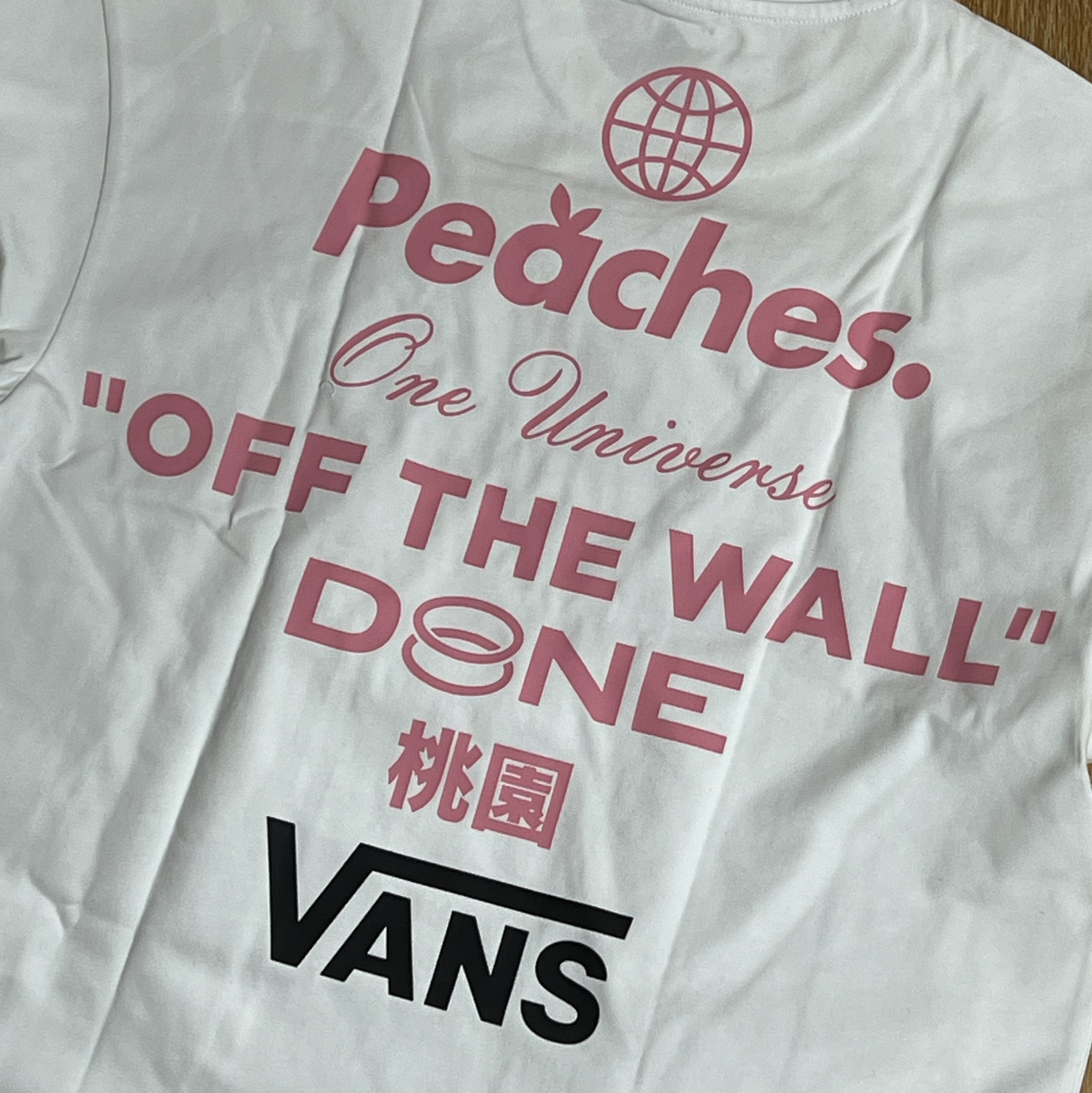 Vans x Peaches. Staple S/S T-Shirt White 착용 스타일