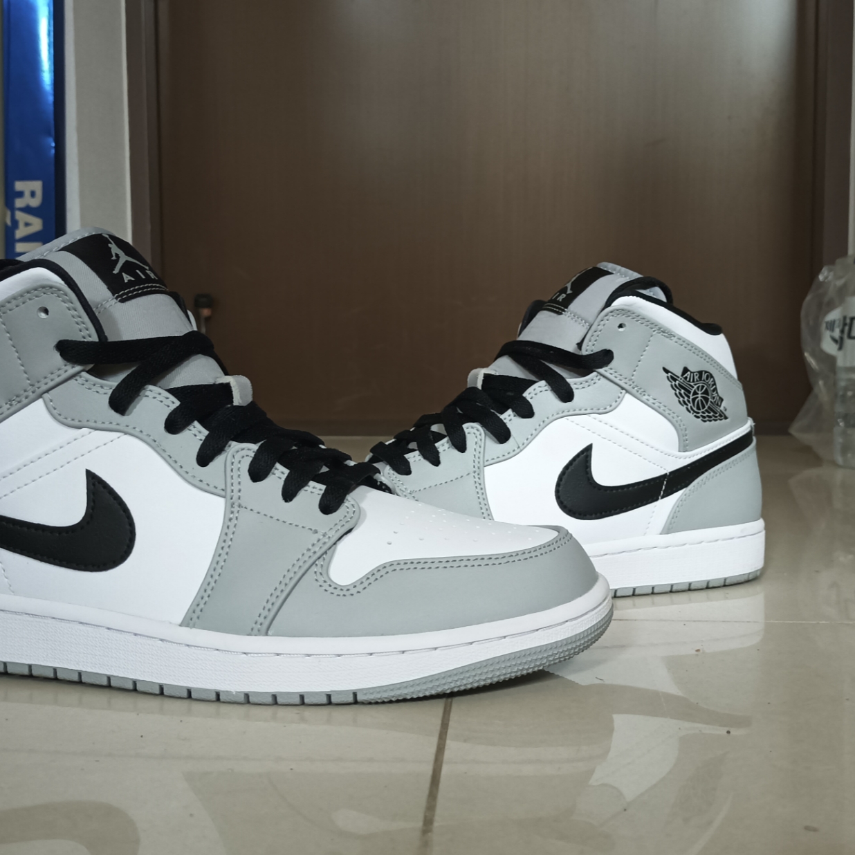 Jordan 1 Mid Light Smoke Grey 착용 스타일 - 1