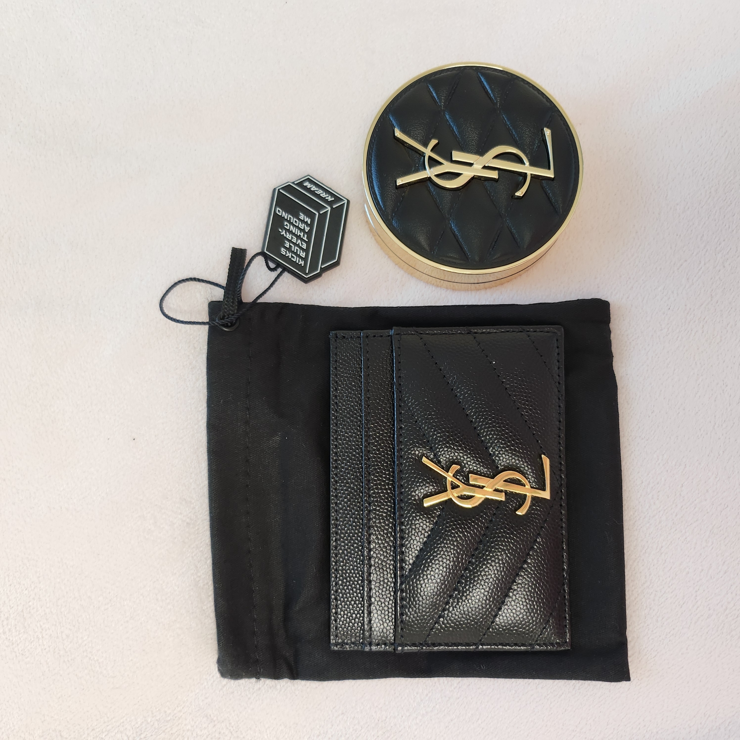 Saint Laurent Cassandre Matelasse Card Case in Grain De Poudre Embossed Leather Black 착용 스타일