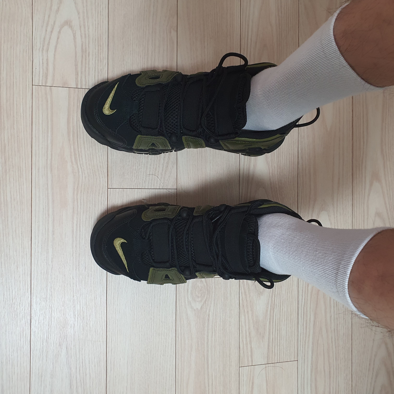 Nike Air More Uptempo 96 Rough Green 착용 스타일 - 1