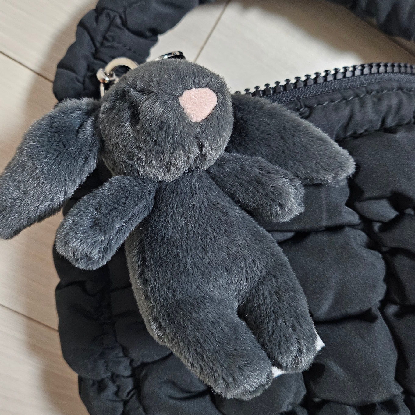Jellycat Bashful Bunny Bag Charm Ink 착용 스타일