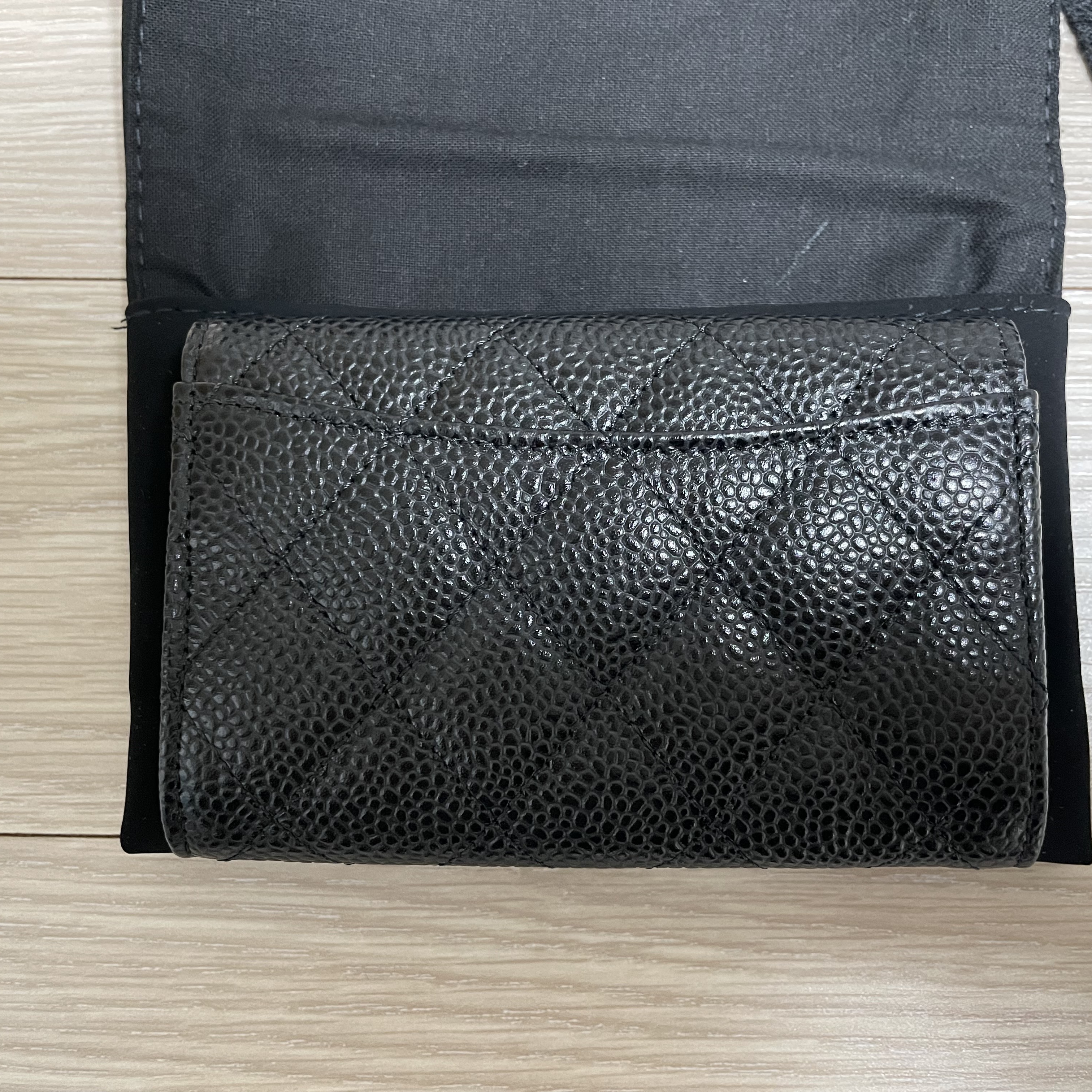 Chanel Classic Card Holder Grained Calfskin & Gold Black 착용 스타일 - 4