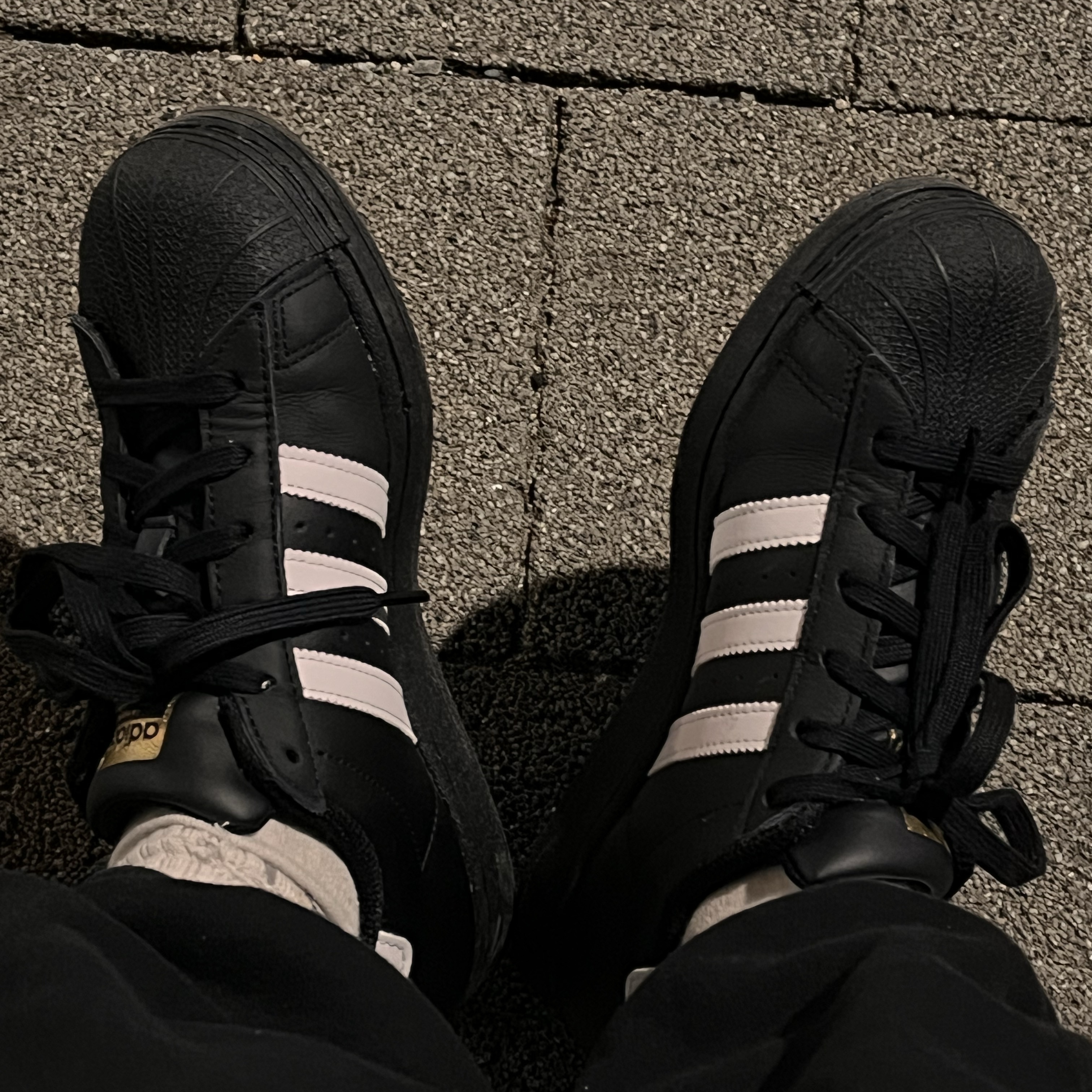 (J) Adidas Superstar Black White 착용 스타일