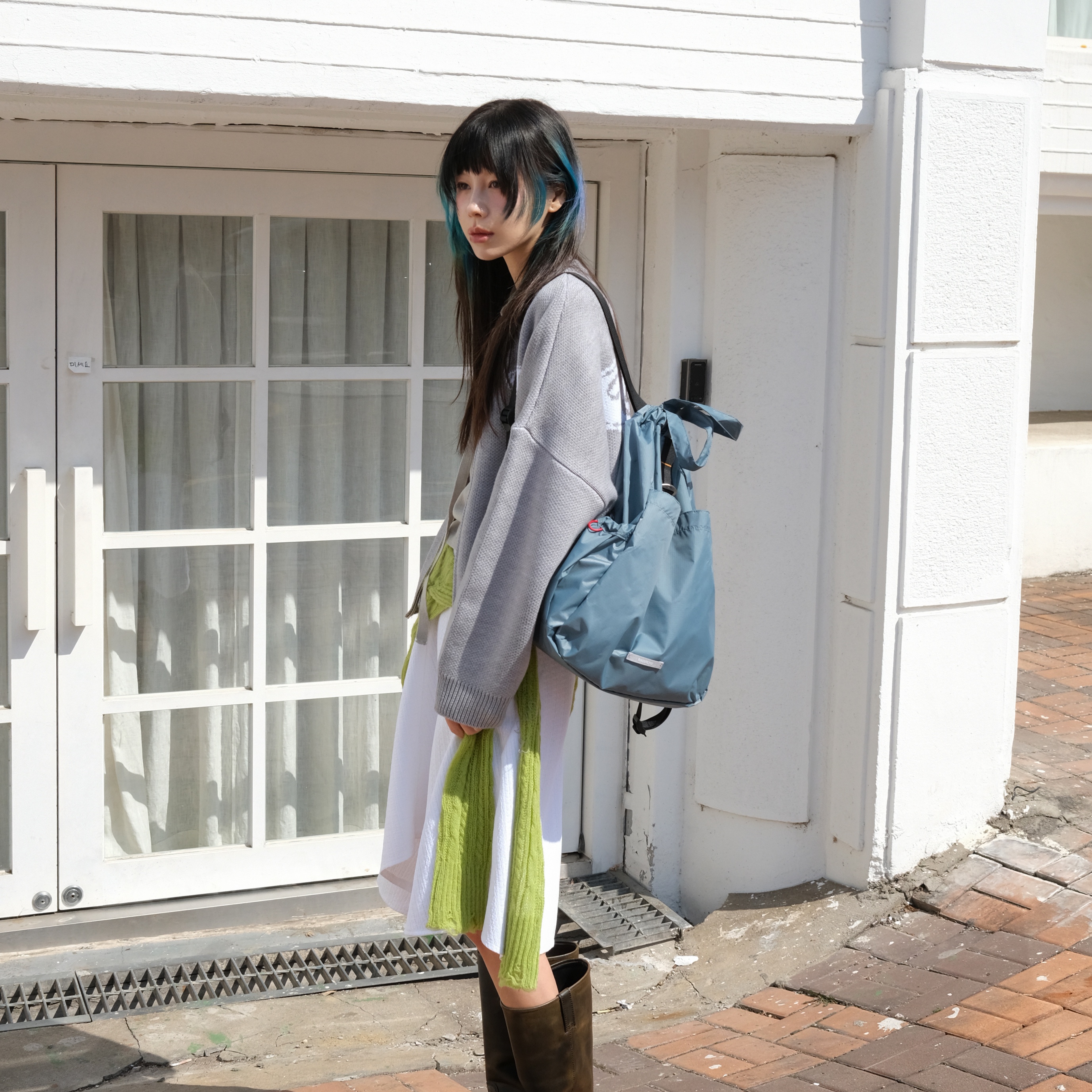 RAWROW Travel String Backpack Mini 720 Sage Blue 착용 스타일 - 3