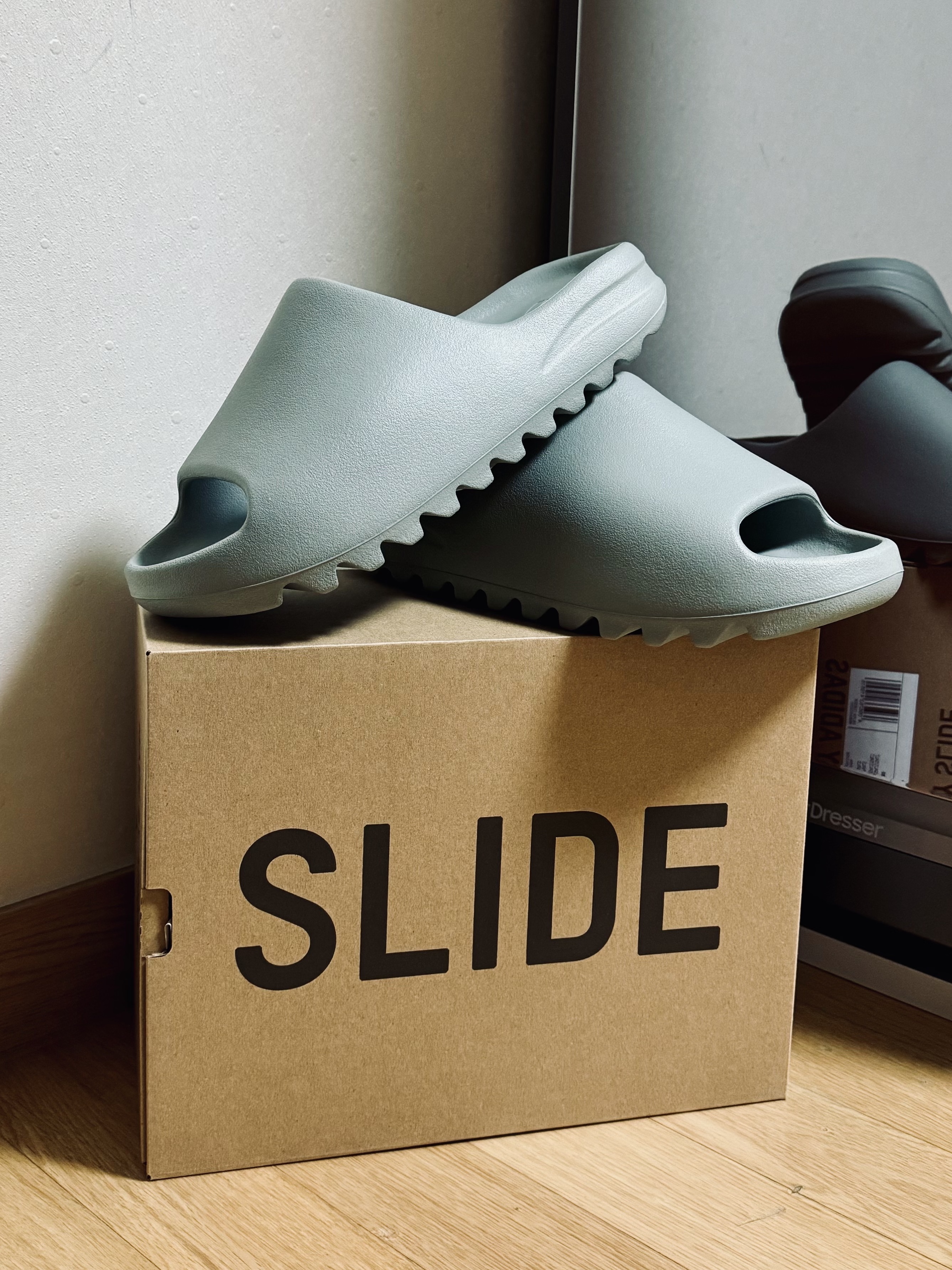 Adidas Yeezy Slide Salt 착용 스타일