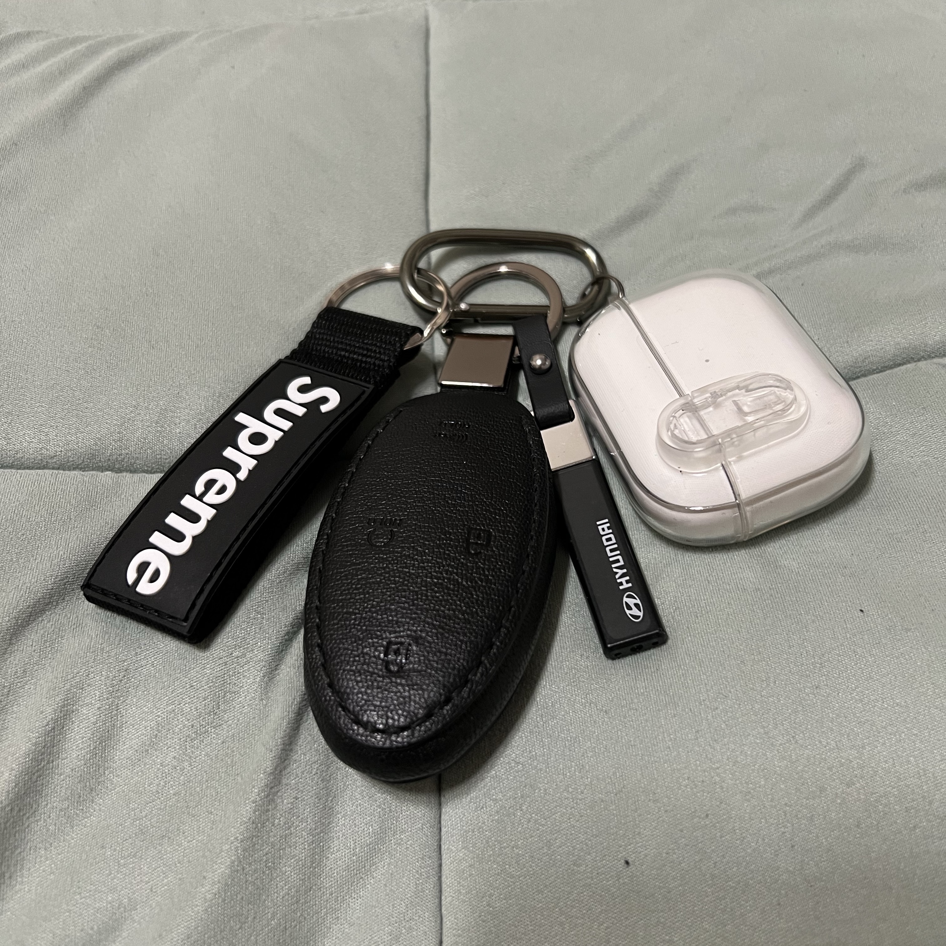 Supreme Webbing Keychain Black - 23SS 착용 스타일