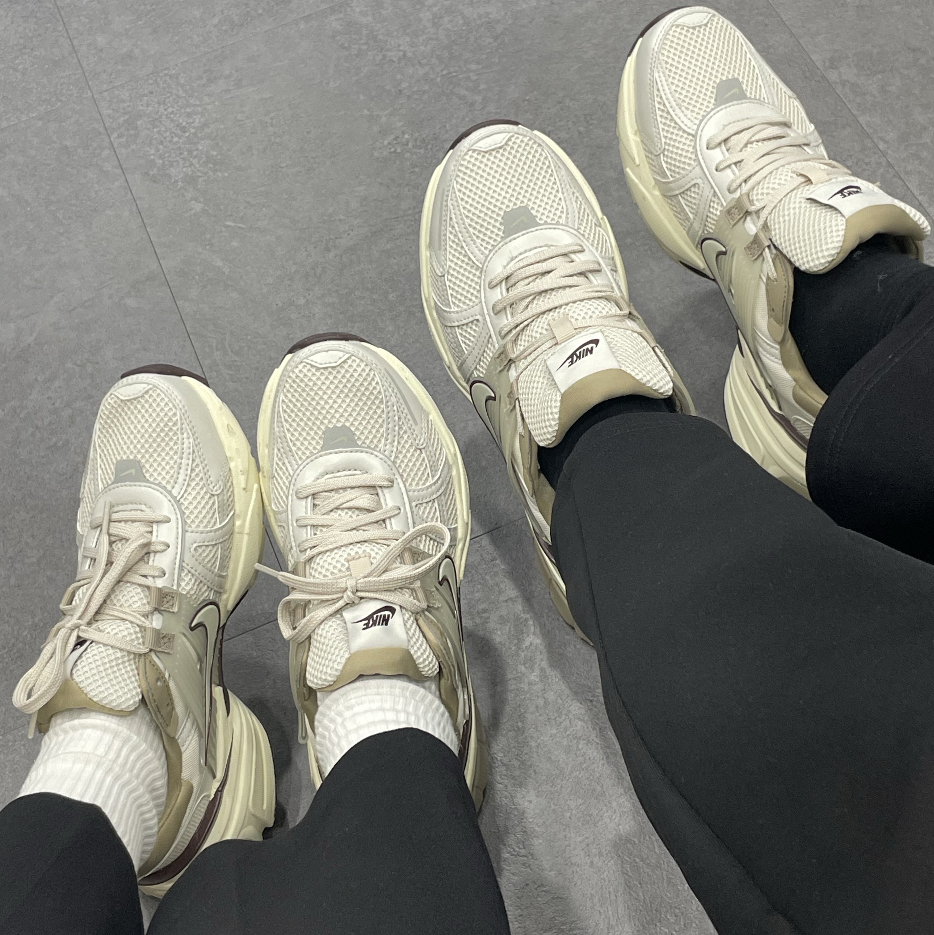 Nike V2K Run Light Orewood Brown Khaki 착용 스타일