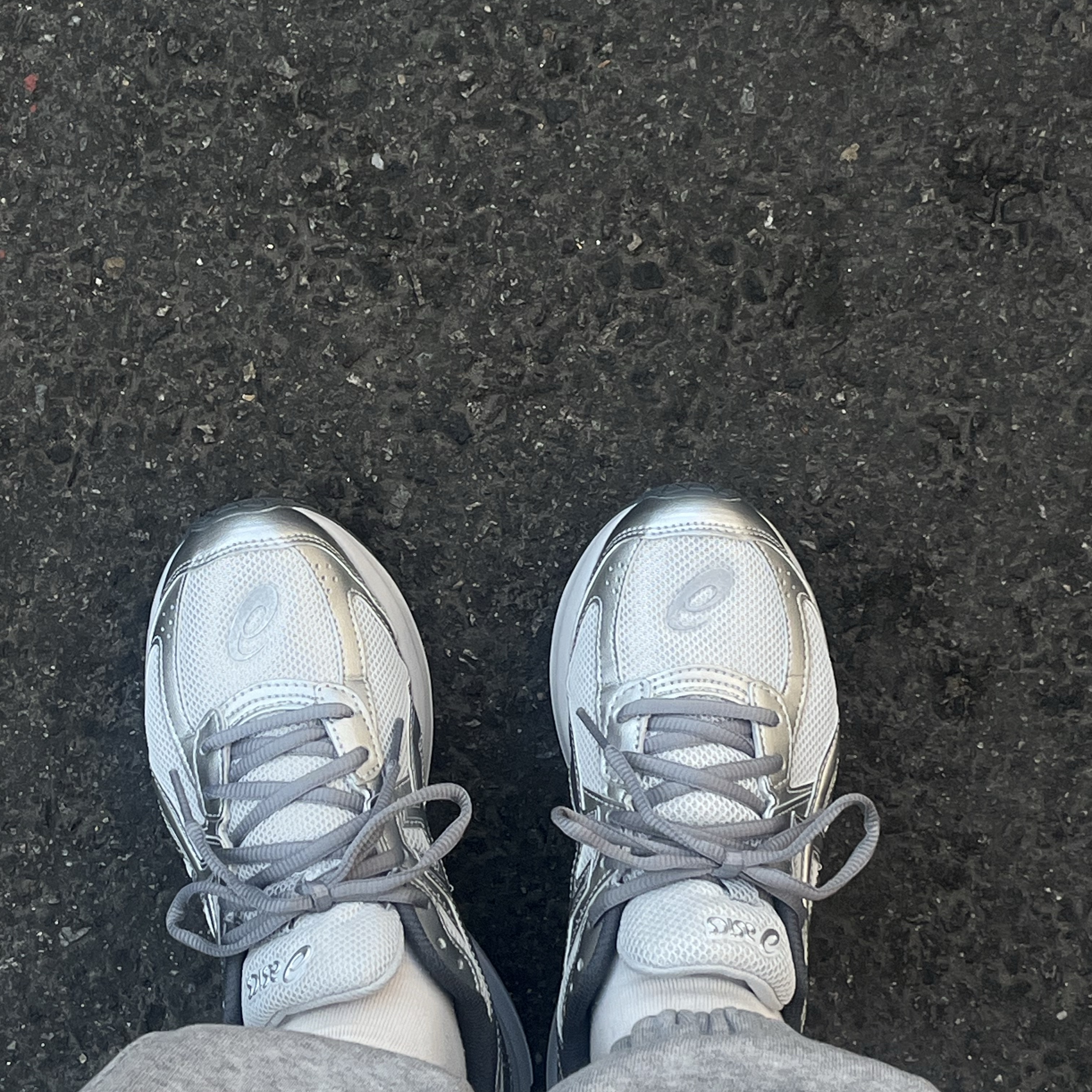 Asics Jog 100 S SMU Glacier Grey Pure Silver - 2E Wide 착용 스타일