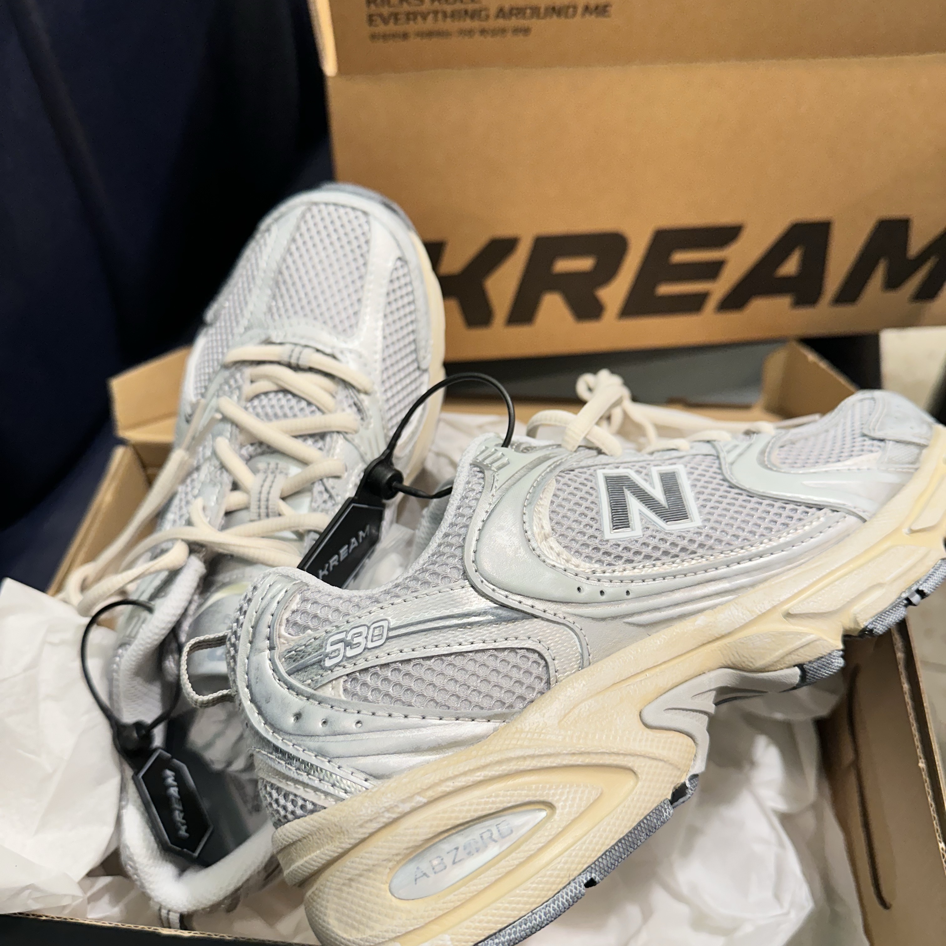 New Balance 530 Vintage Metallic Silver 착용 스타일