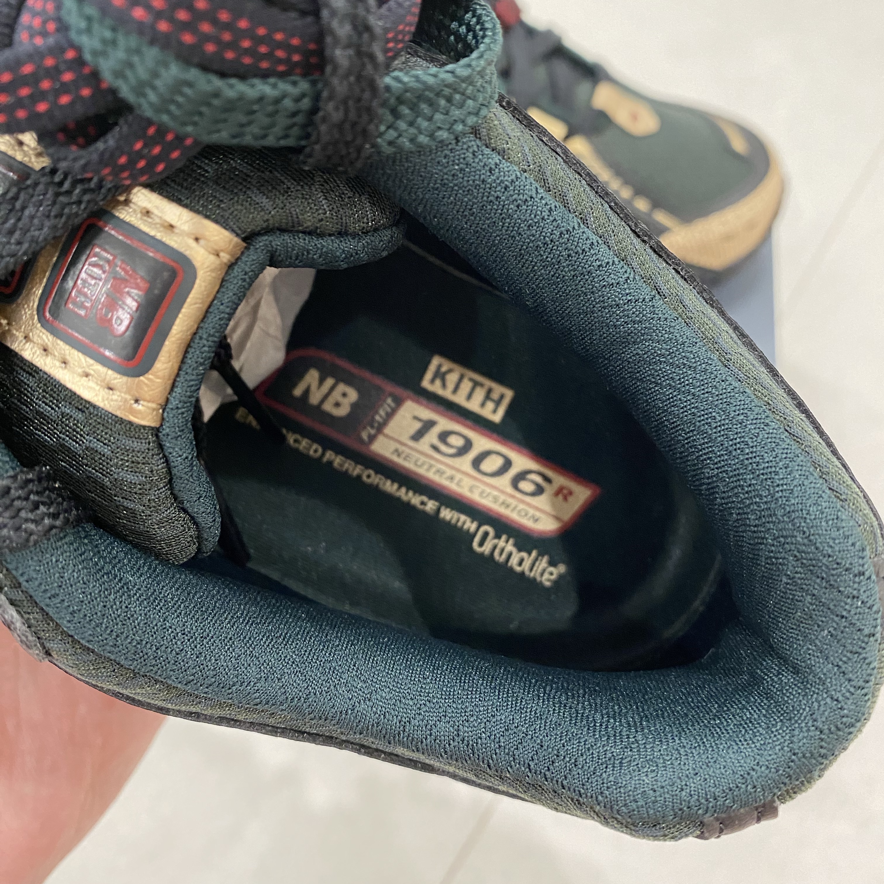 New Balance x Kith 1906R Black Green 착용 스타일 - 3