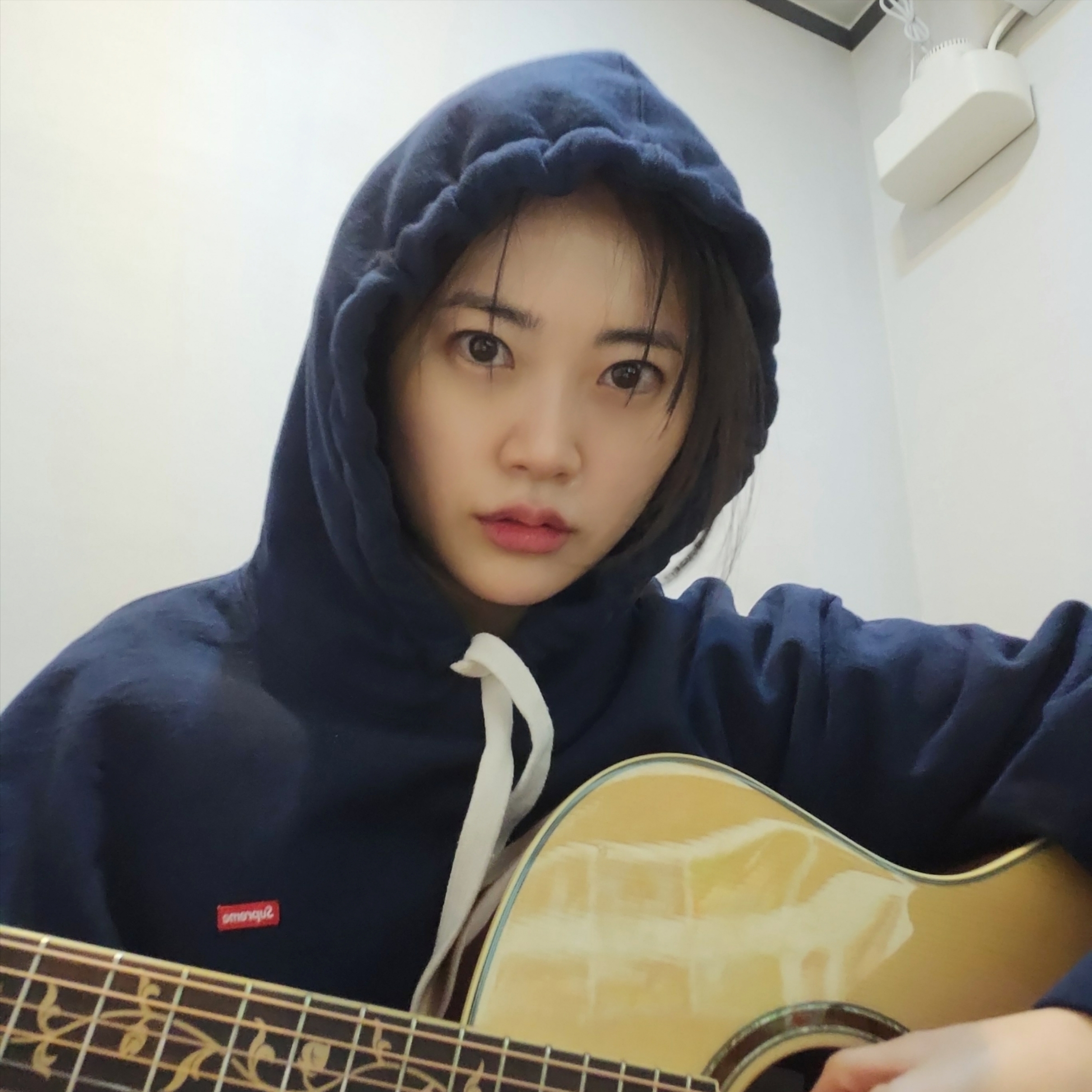Supreme Small Box Shirt Denim - 23FW, Supreme Small Box Drawcord Hooded Sweatshirt Navy - 23FW 착용 스타일 - 5
