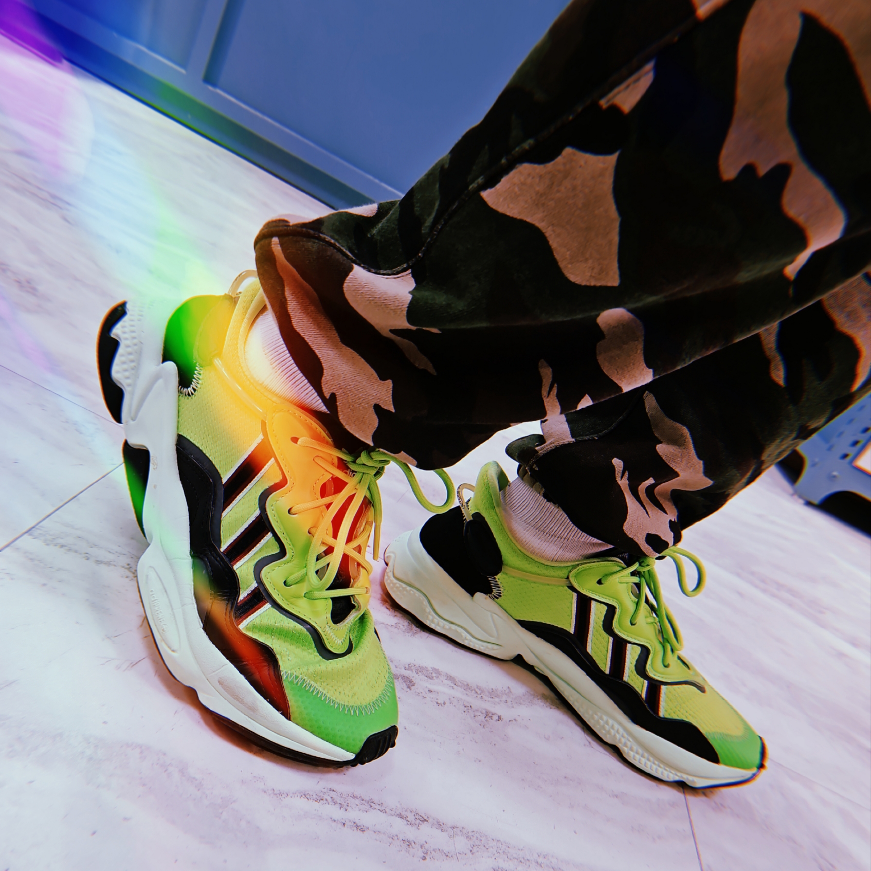 Adidas Ozweego Neon Green 착용 스타일 - 1
