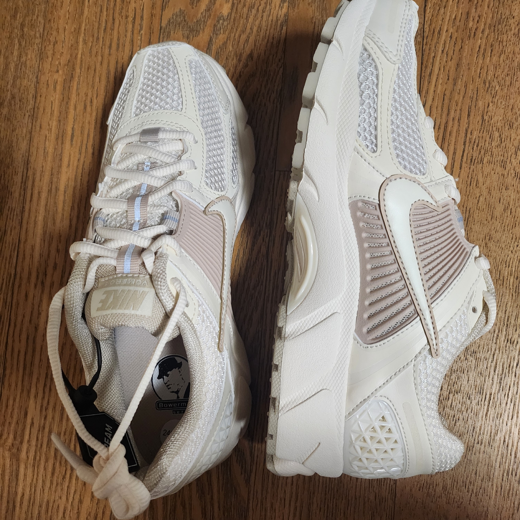 (W) Nike Zoom Vomero 5 Pale Ivory Sanddrift 착용 스타일 - 2