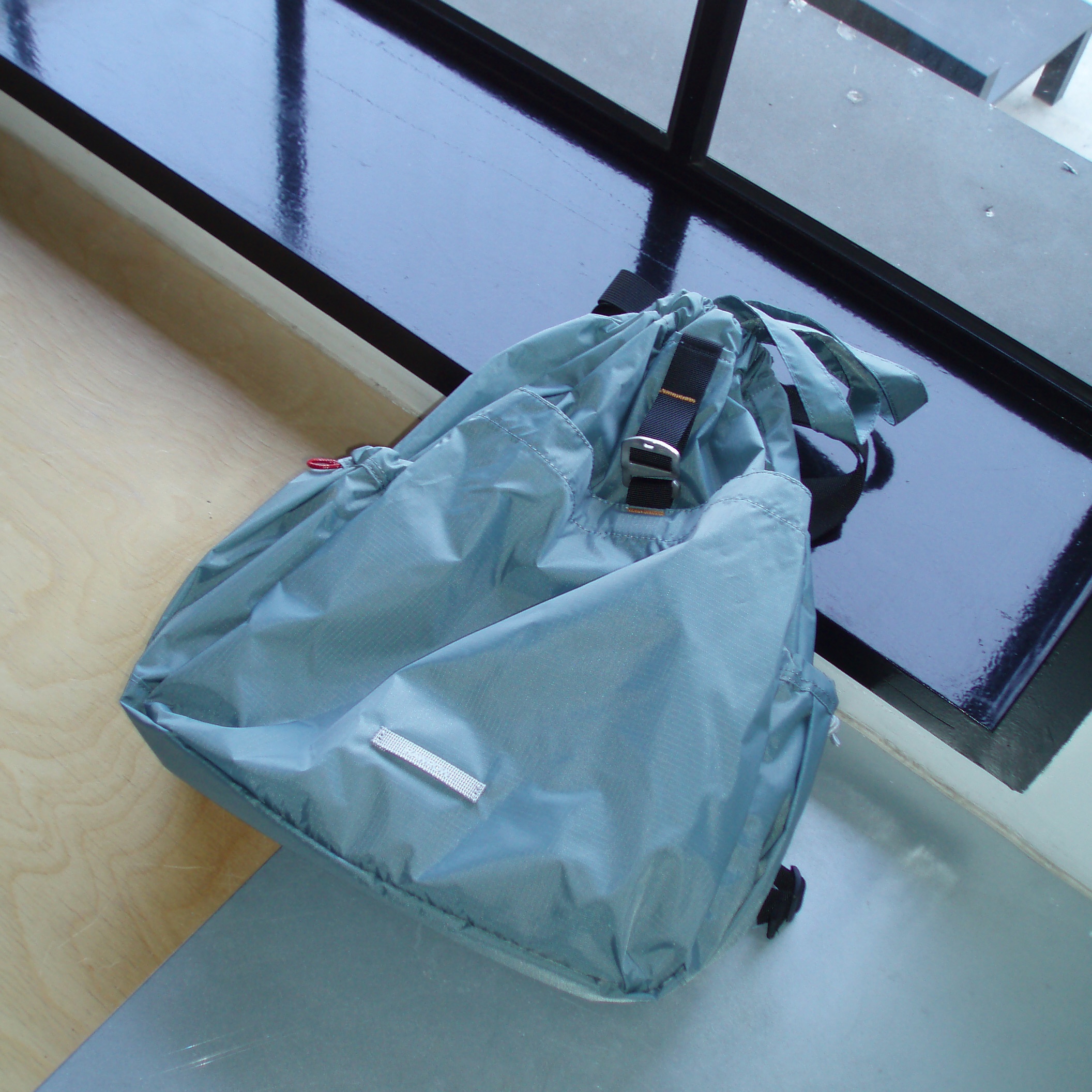 RAWROW Travel String Backpack Mini 720 Sage Blue 착용 스타일 - 6