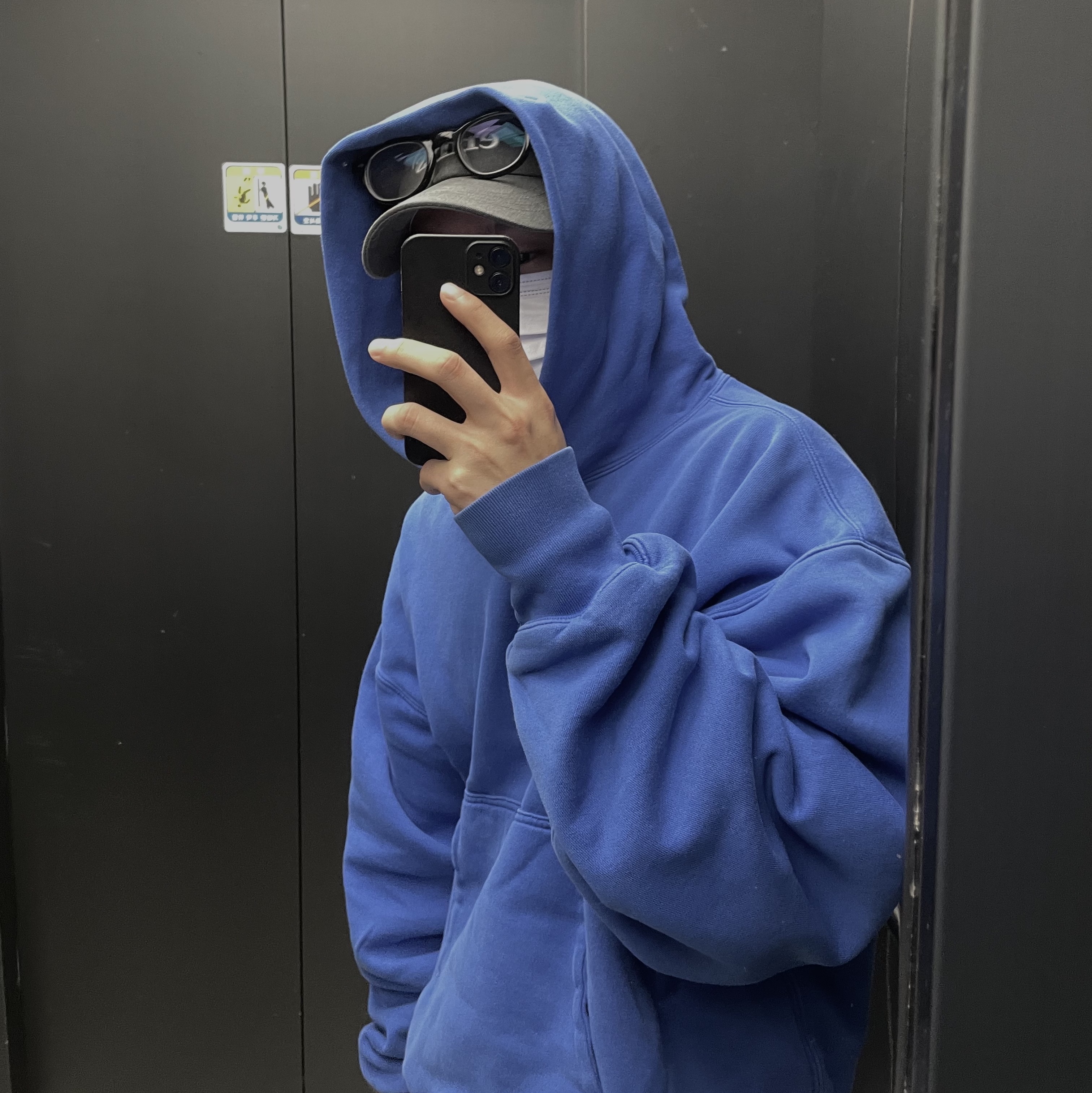 Yeezy Gap Hoodie Blue, Emis New Logo Pigment Ball Cap Black 착용 스타일 - 3