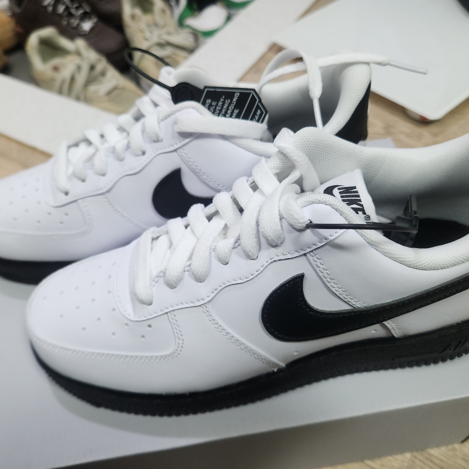 Nike Air Force 1 Low White Black Midsole 착용 스타일 - 5