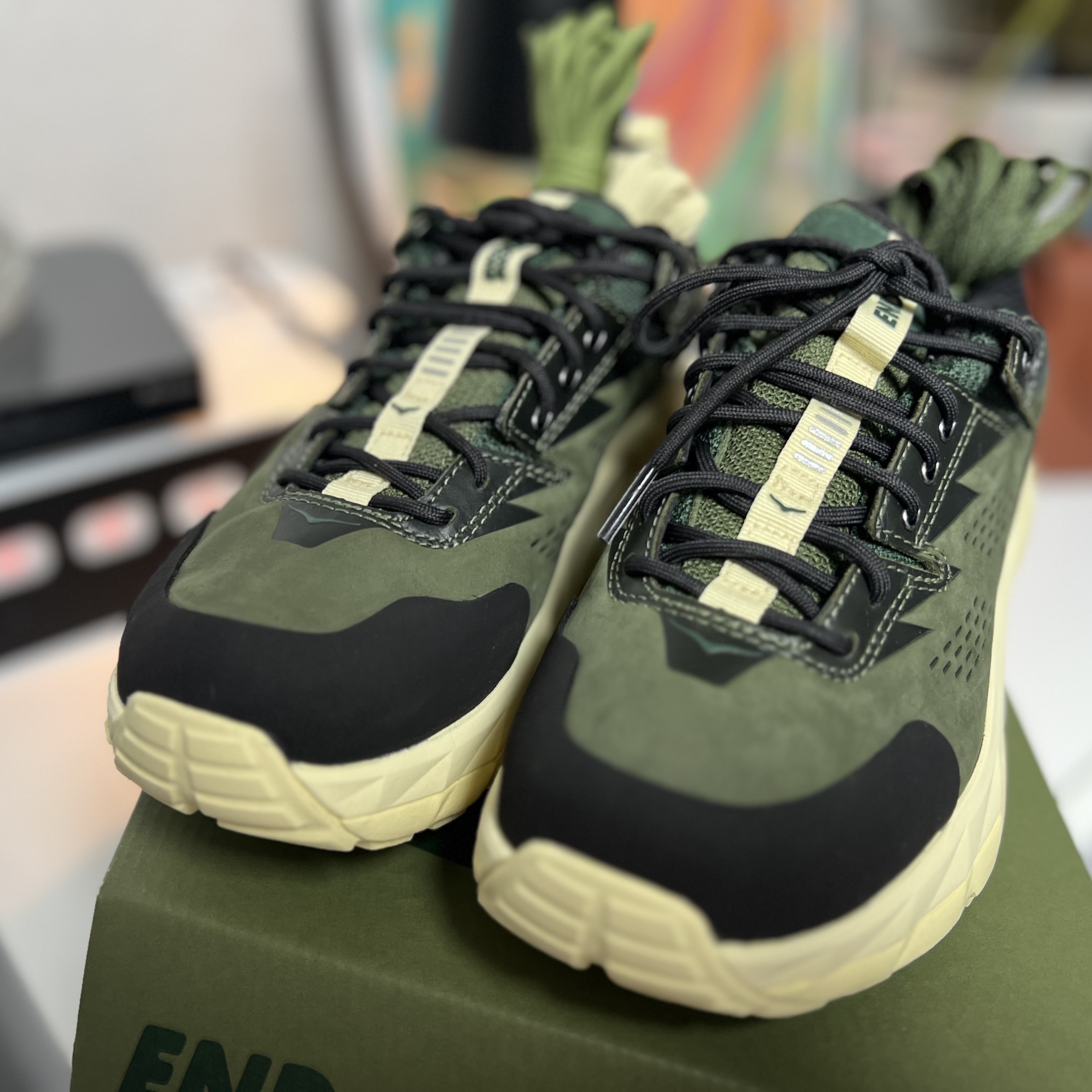 Hoka x END. Kaha Low Gore-Tex Chive Flan 착용 스타일 - 1