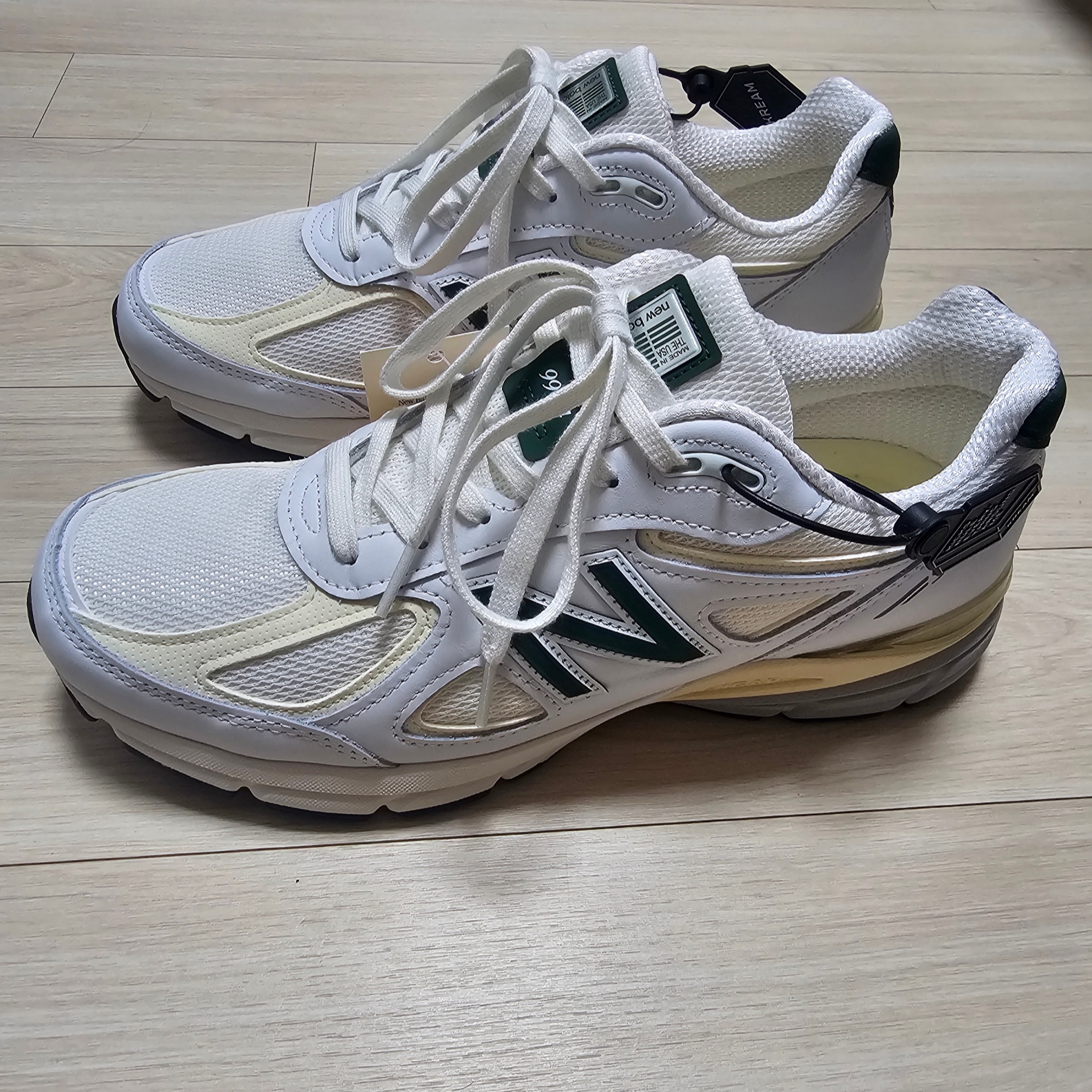 New Balance 990v4 Made in USA White Green 착용 스타일