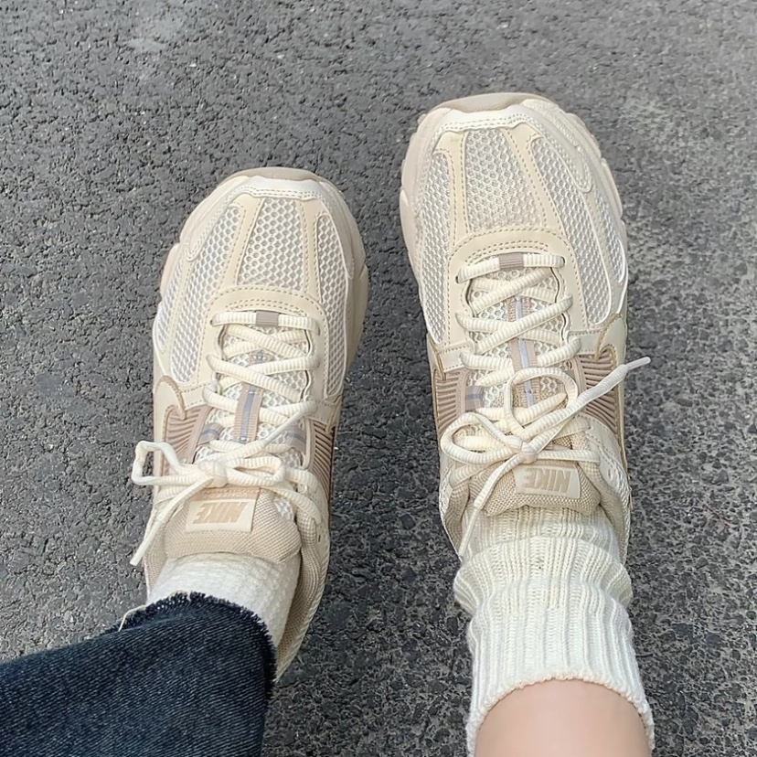 (W) Nike Zoom Vomero 5 Pale Ivory Sanddrift 착용 스타일