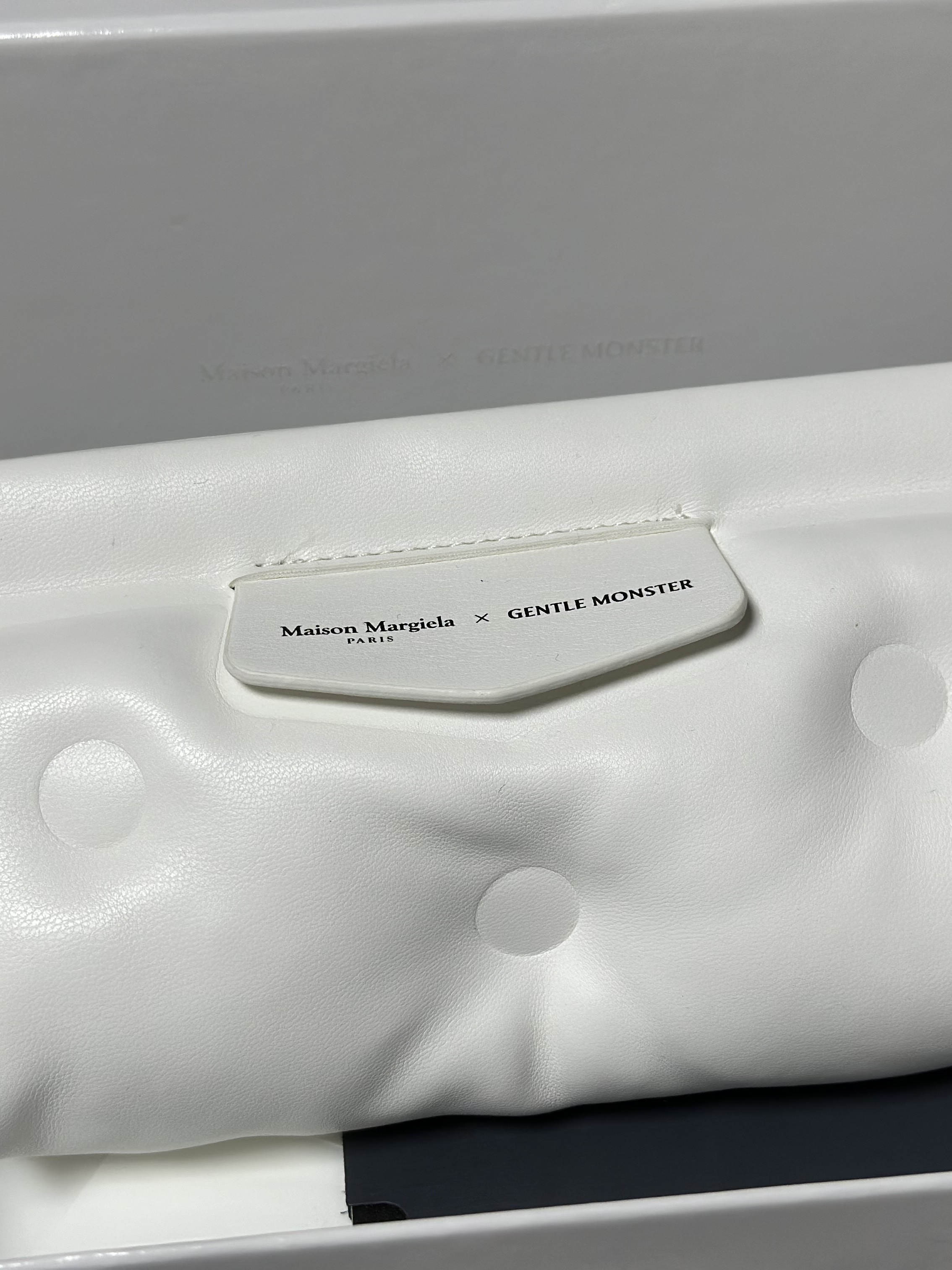 Gentle Monster x Maison Margiela MM107 Black Black 착용 스타일 - 1