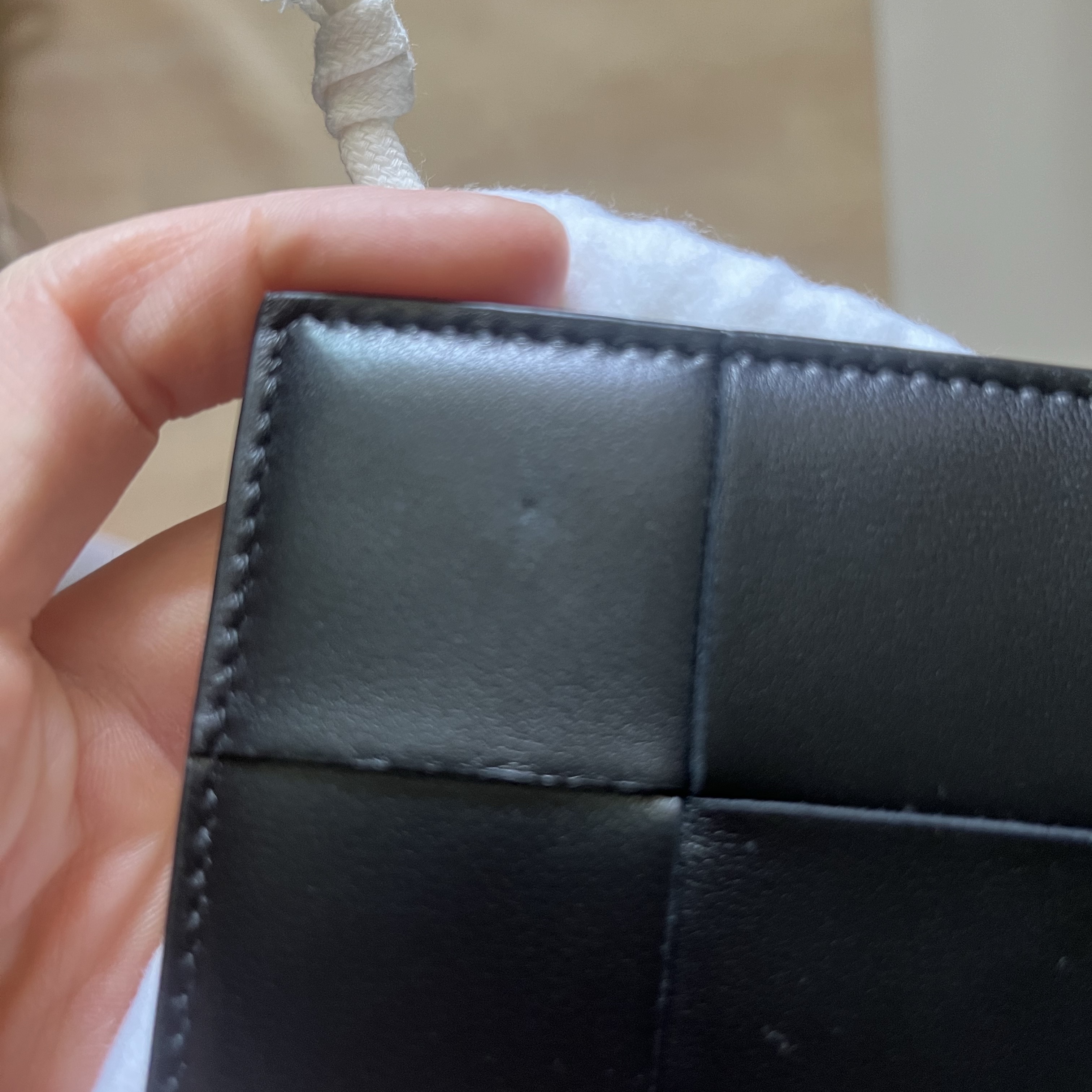 Bottega Veneta Credit Card Case Lambskin & Calfskin Black 착용 스타일 - 3