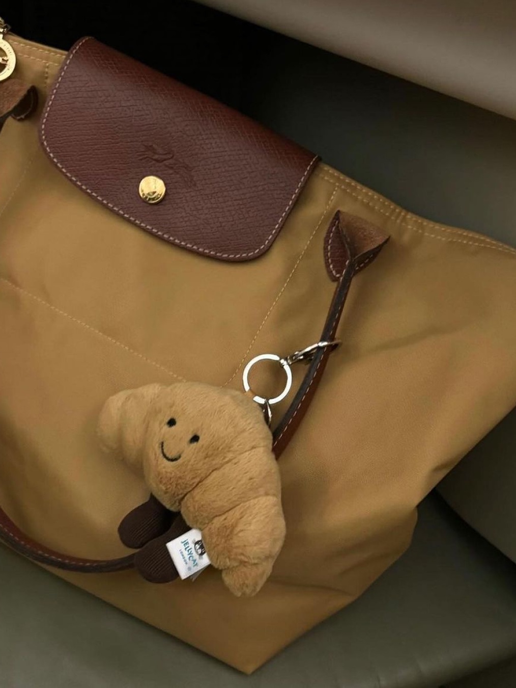 Jellycat Amuseable Croissant Bag Charm Brown, Jellycat Amuseable Croissant Medium Brown 착용 스타일 - 5