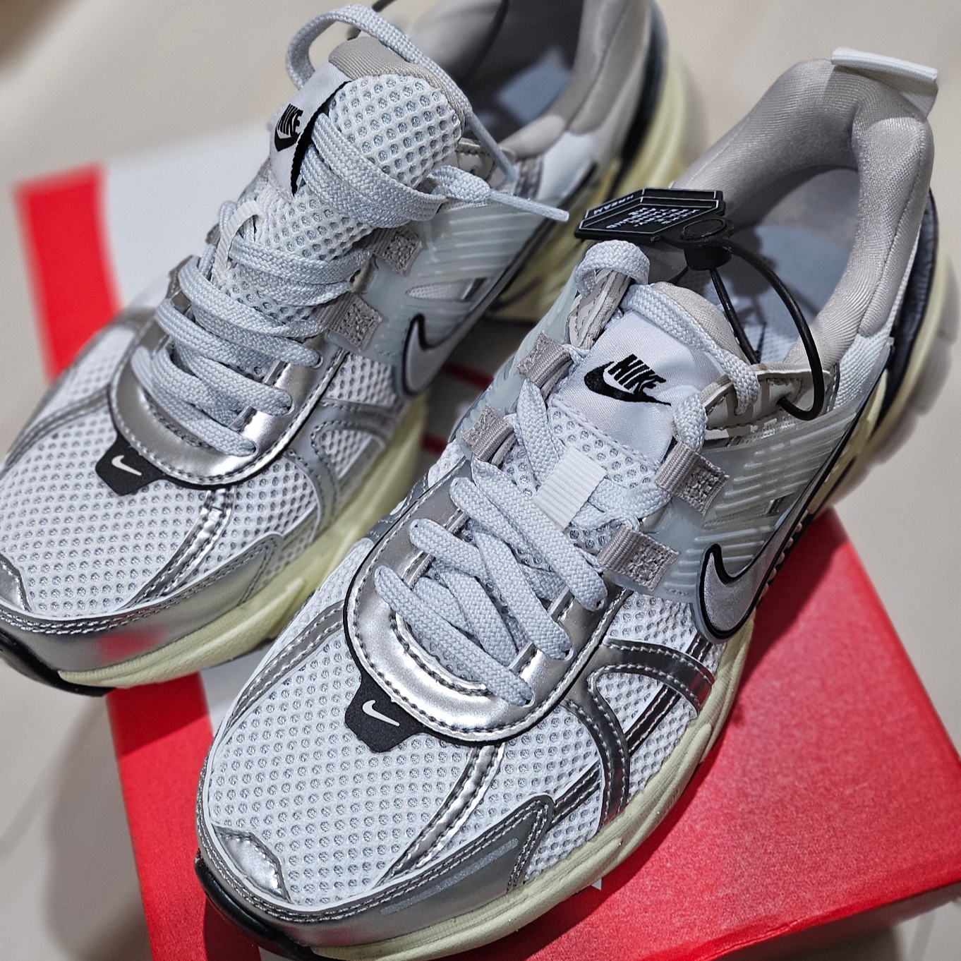Nike V2K Run Summit White Metallic Silver 착용 스타일
