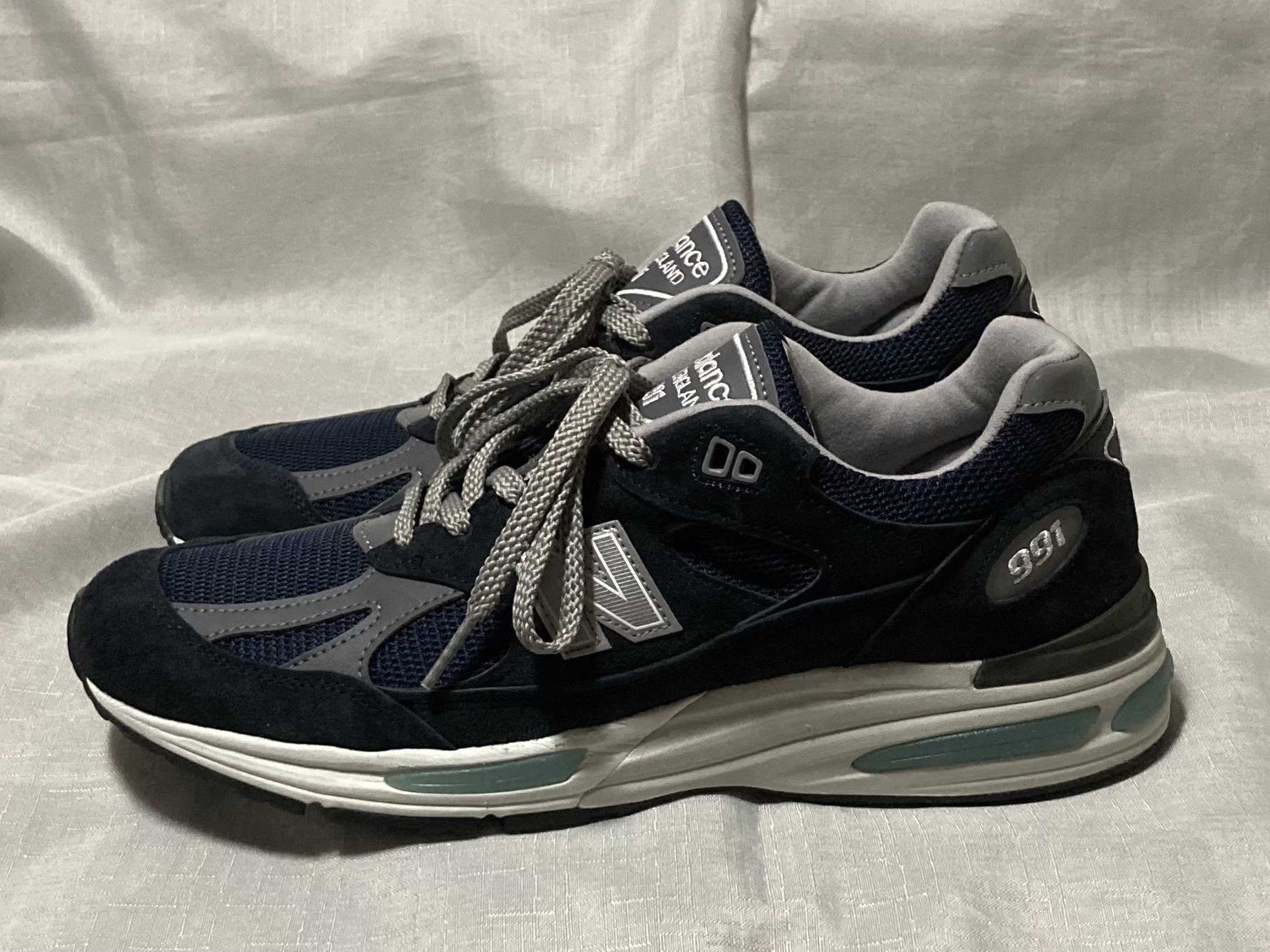 New Balance 991v2 Made in UK Dark Navy Smoked Pearl 착용 스타일