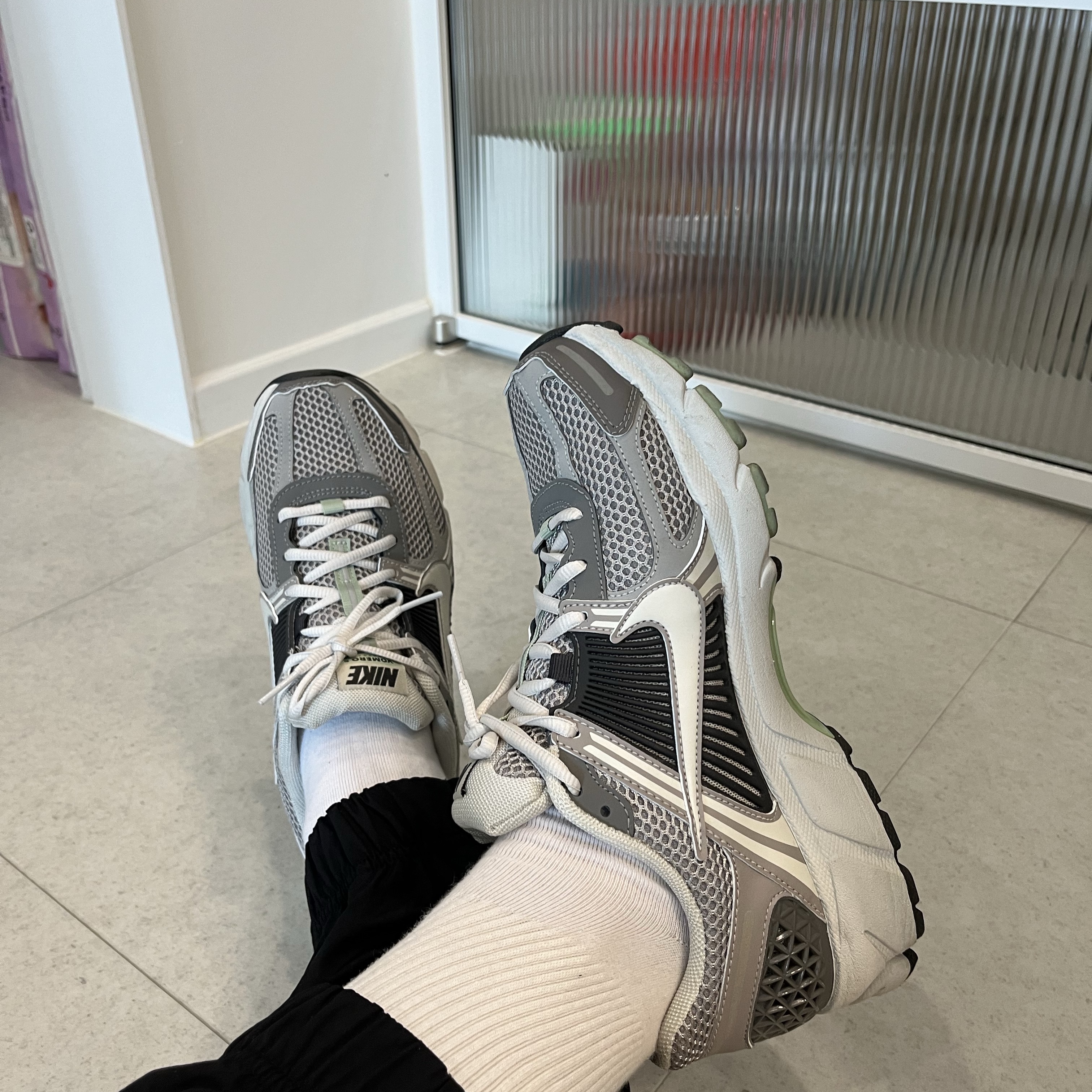 (W) Nike Zoom Vomero 5 Cobblestone and Flat Pewter 착용 스타일 - 3