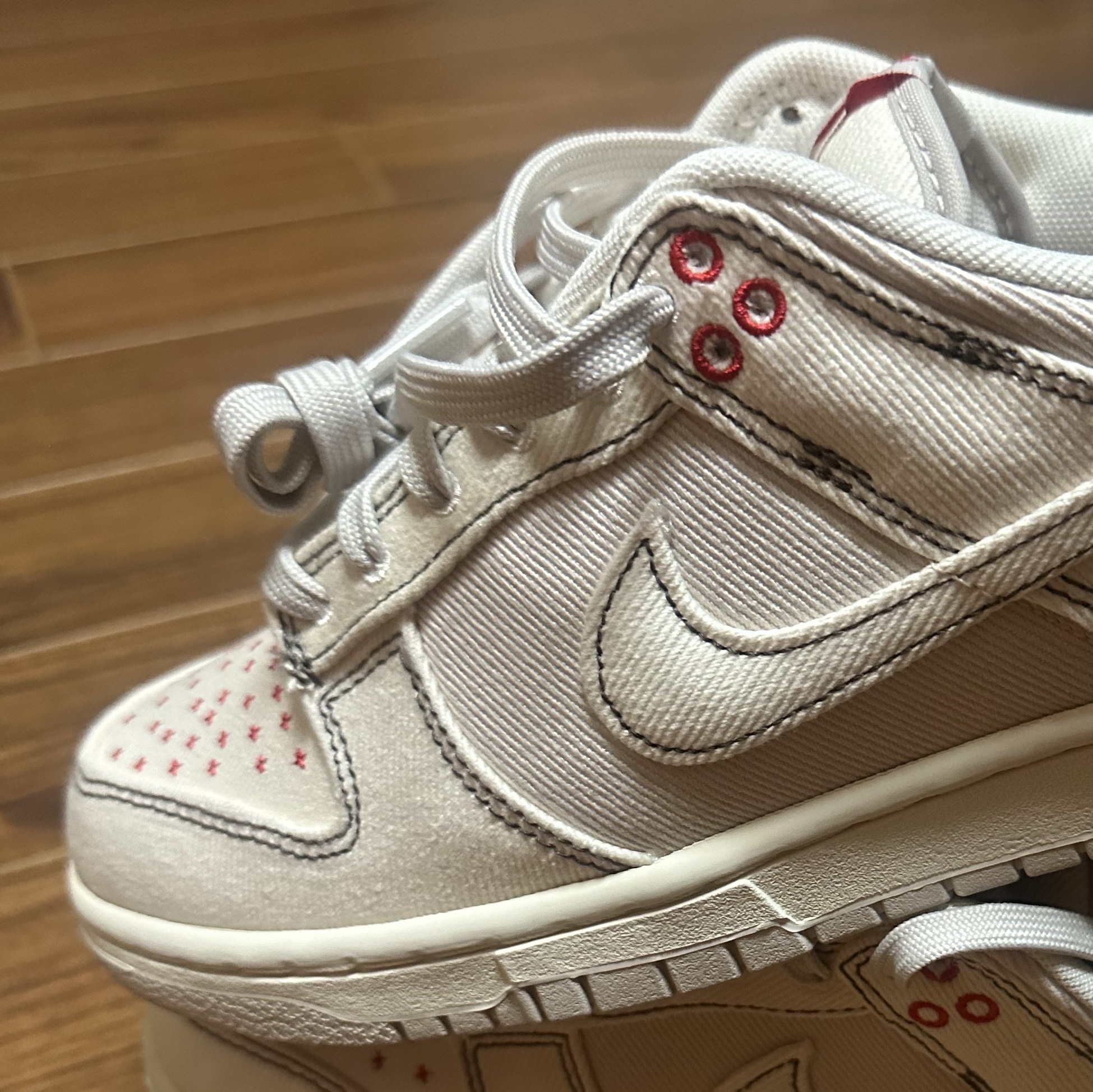 Nike Dunk Low Beige Red 착용 스타일 - 2