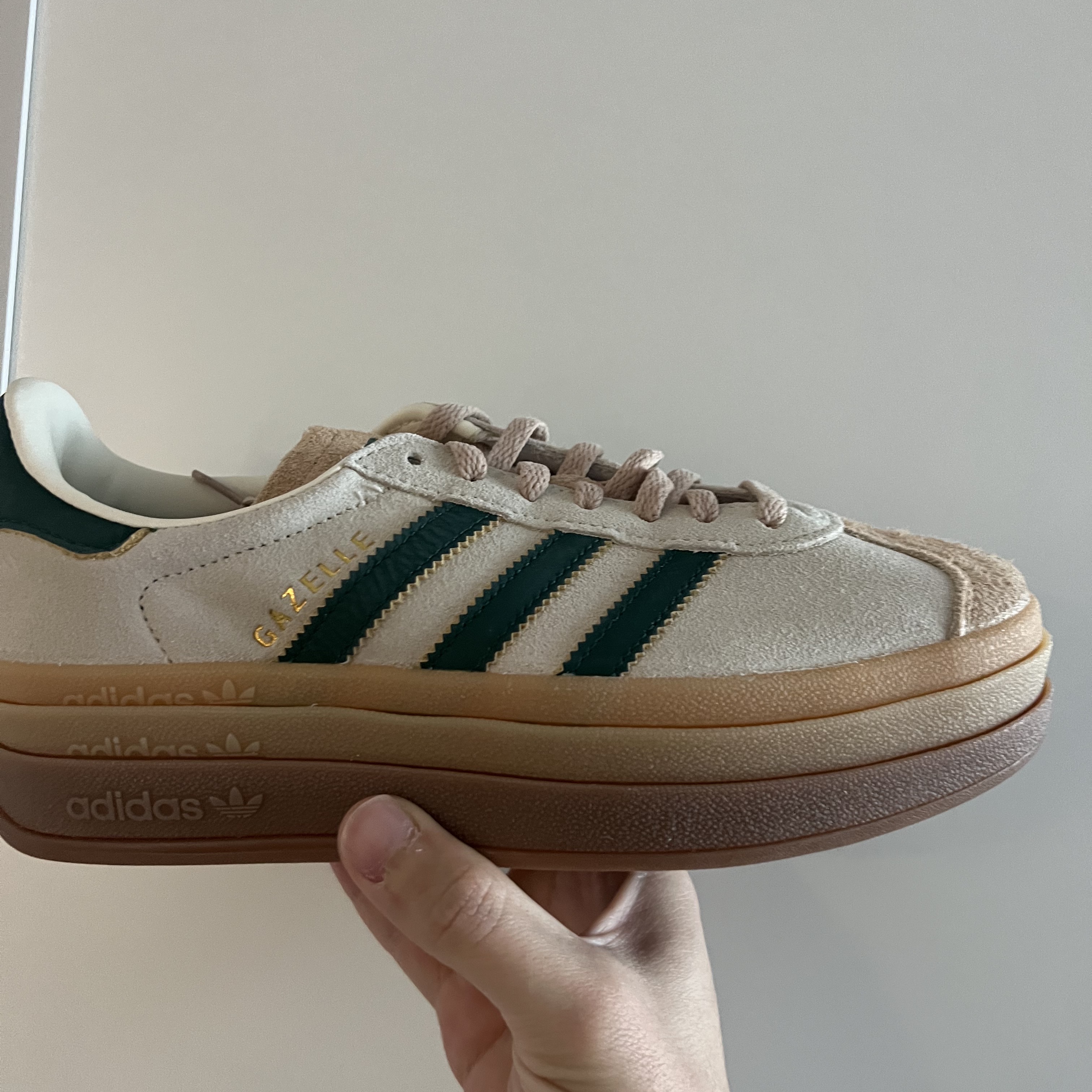 (W) Adidas Gazelle Bold Cream White Collegiate Green 착용 스타일 - 1