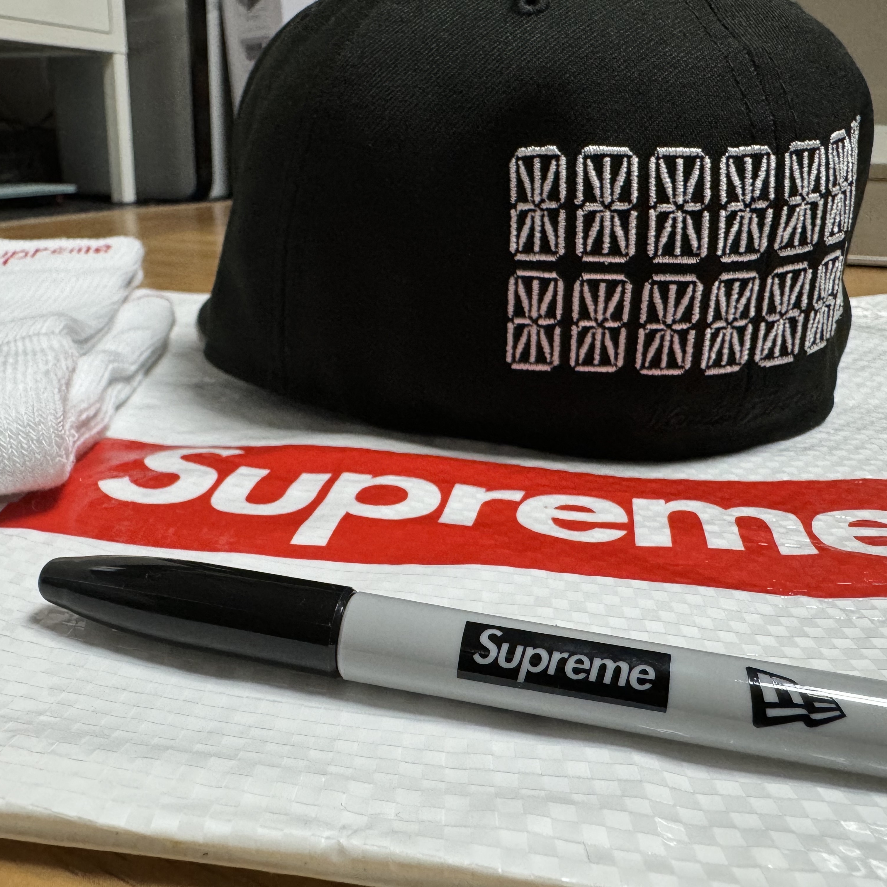 Supreme Sharpie Box Logo New Era Black - 24SS, Supreme Hanes Crew Socks White (4 Pack) 착용 스타일 - 3