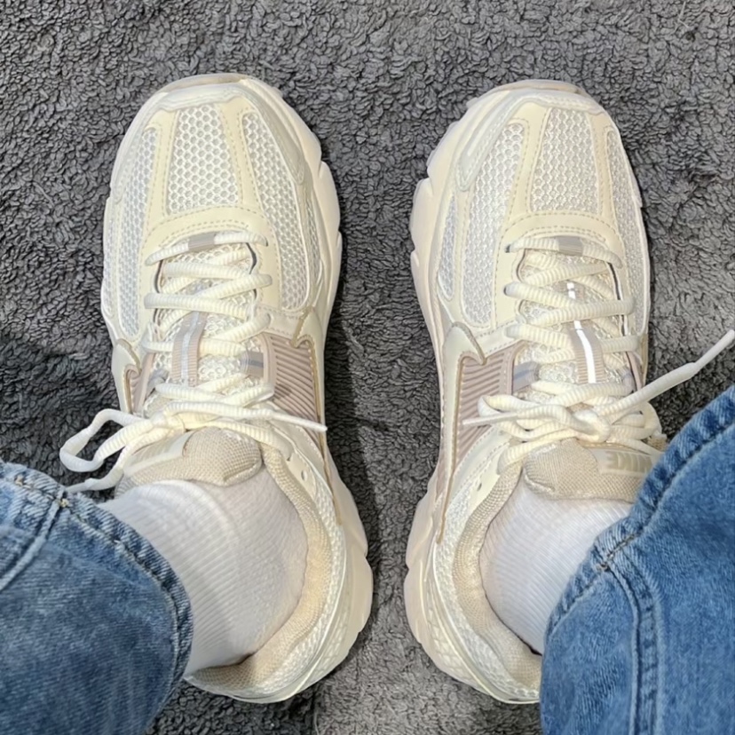 (W) Nike Zoom Vomero 5 Pale Ivory Sanddrift 착용 스타일