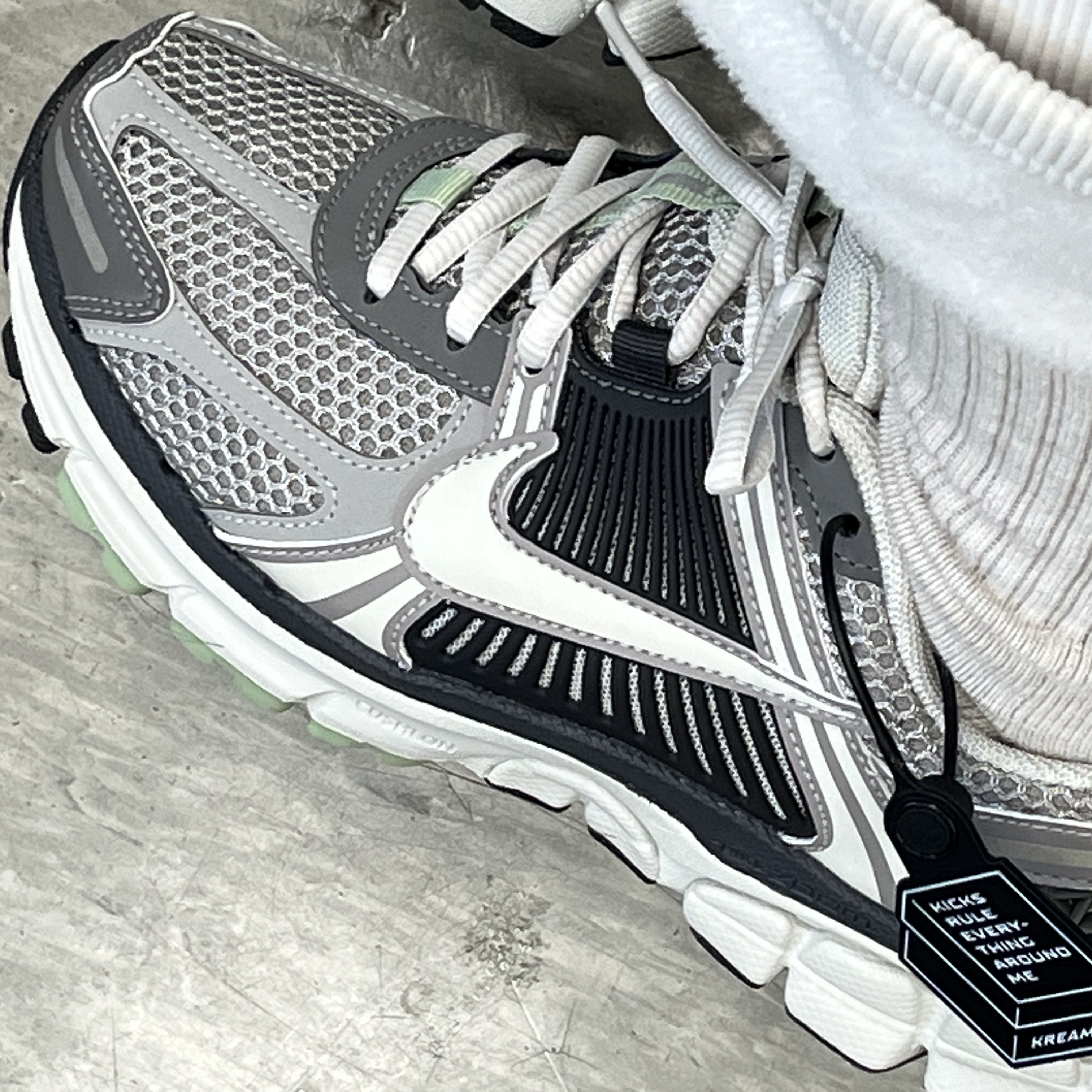 (W) Nike Zoom Vomero 5 Cobblestone and Flat Pewter 착용 스타일 - 2