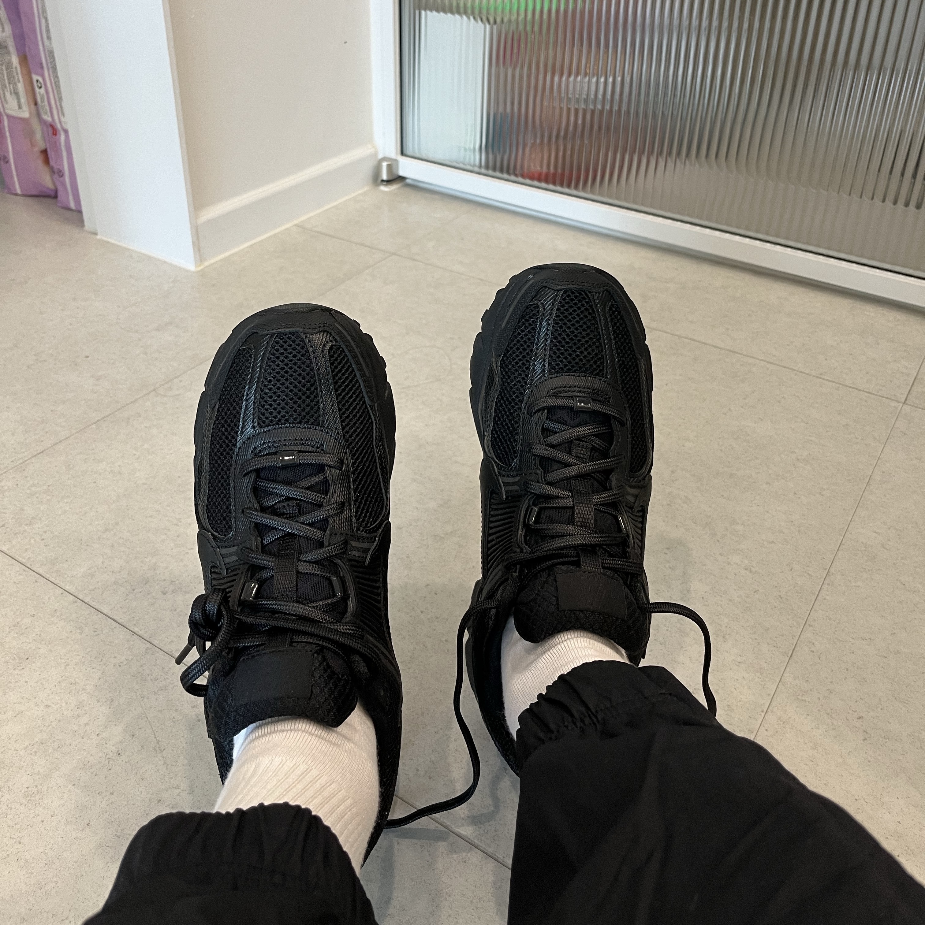 Nike Zoom Vomero 5 SP Black 착용 스타일 - 1