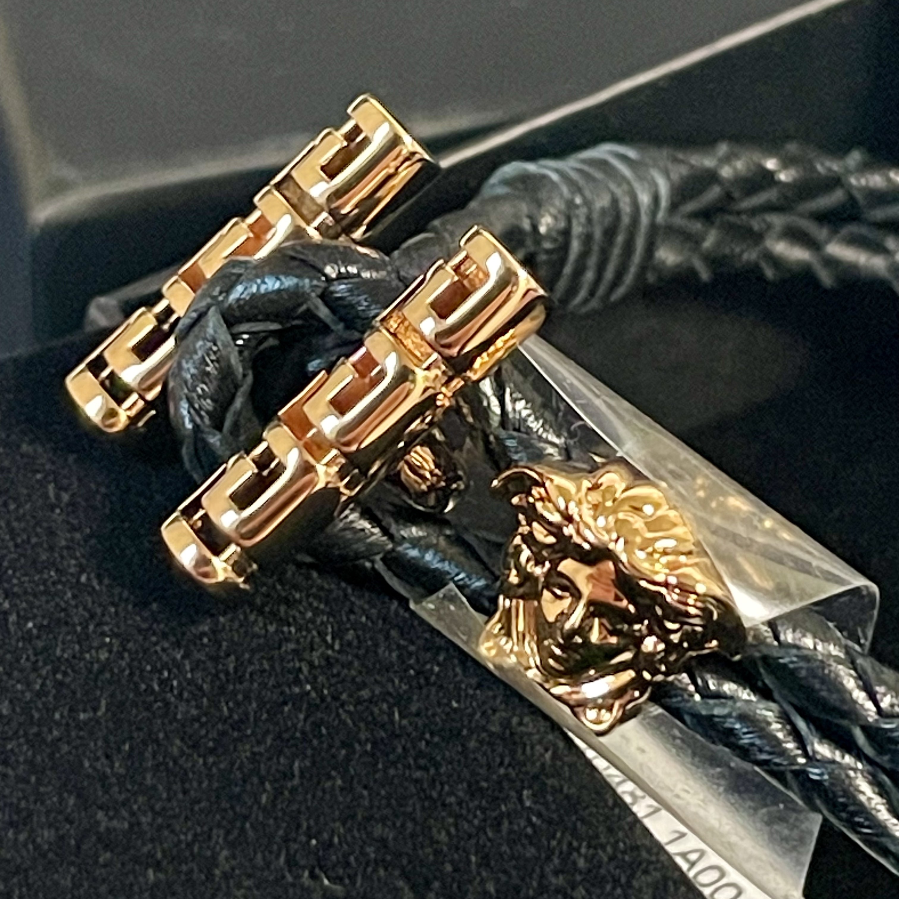 Versace Medusa Intrecciato Bracelet Black, Bottega Veneta Nappa Bracelet Black 착용 스타일 - 1