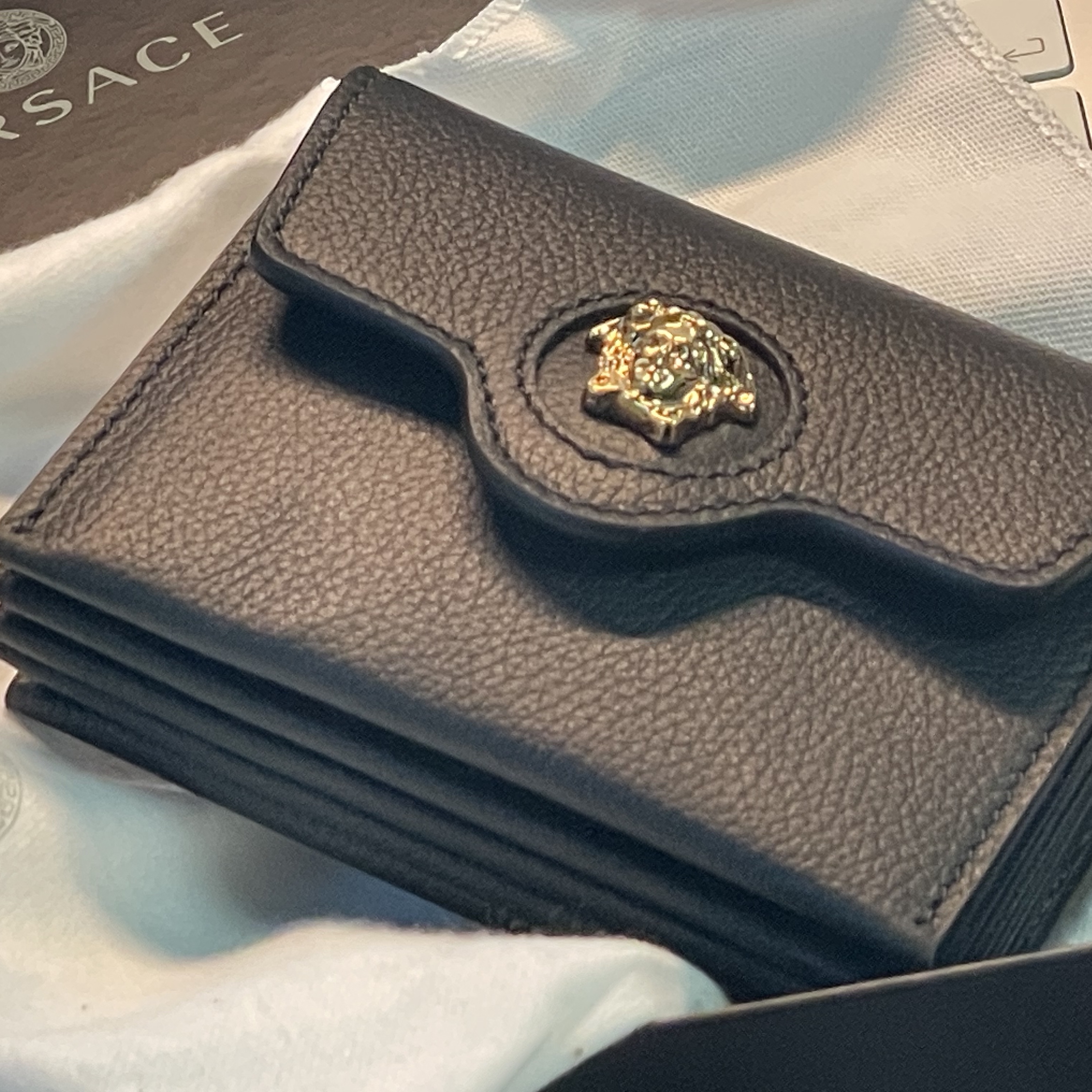 Versace La Medusa Card Holder Black, Versace Croc Effect La Medusa Card Holder Black 착용 스타일 - 1