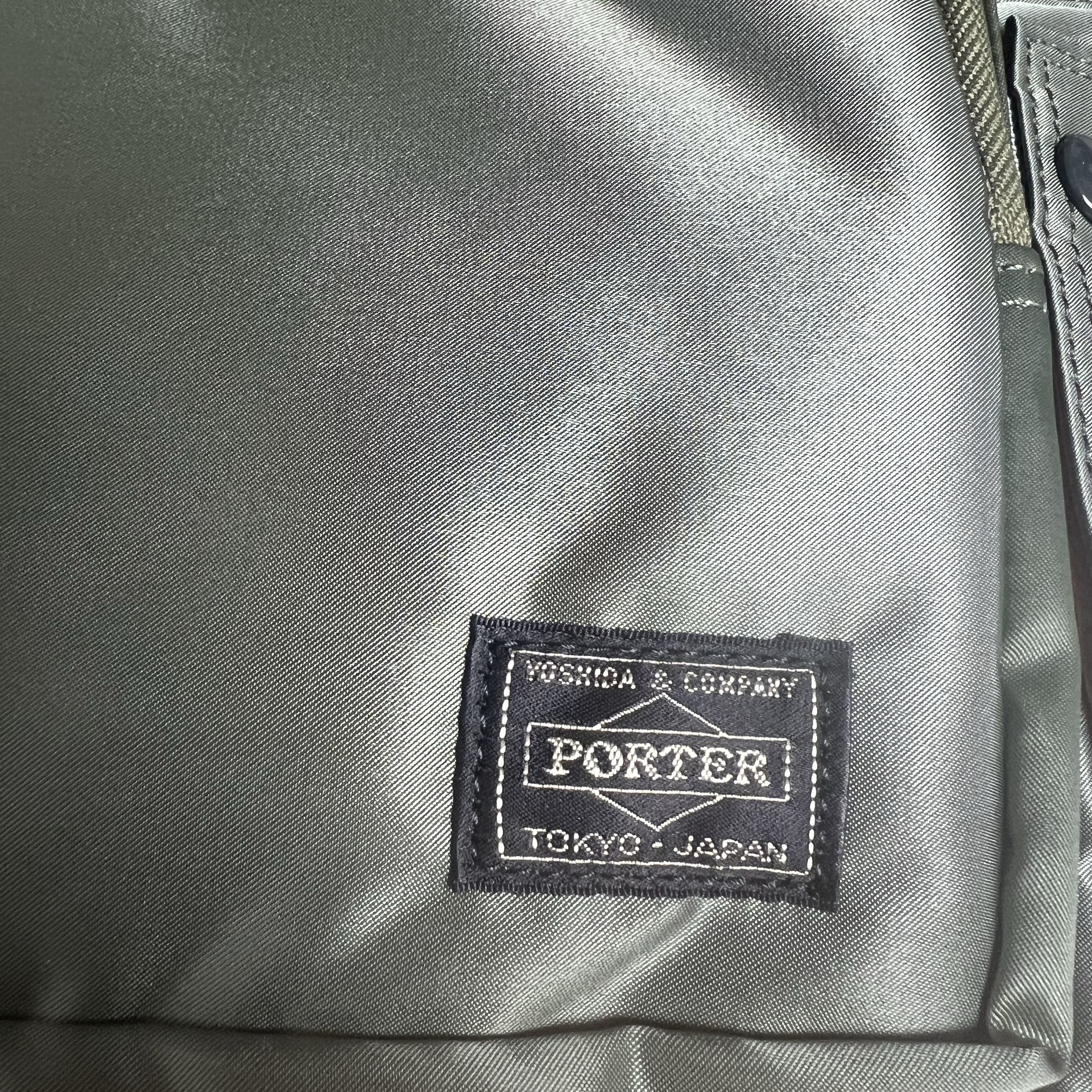 Porter Tanker Backpack Sage Green 착용 스타일 - 2