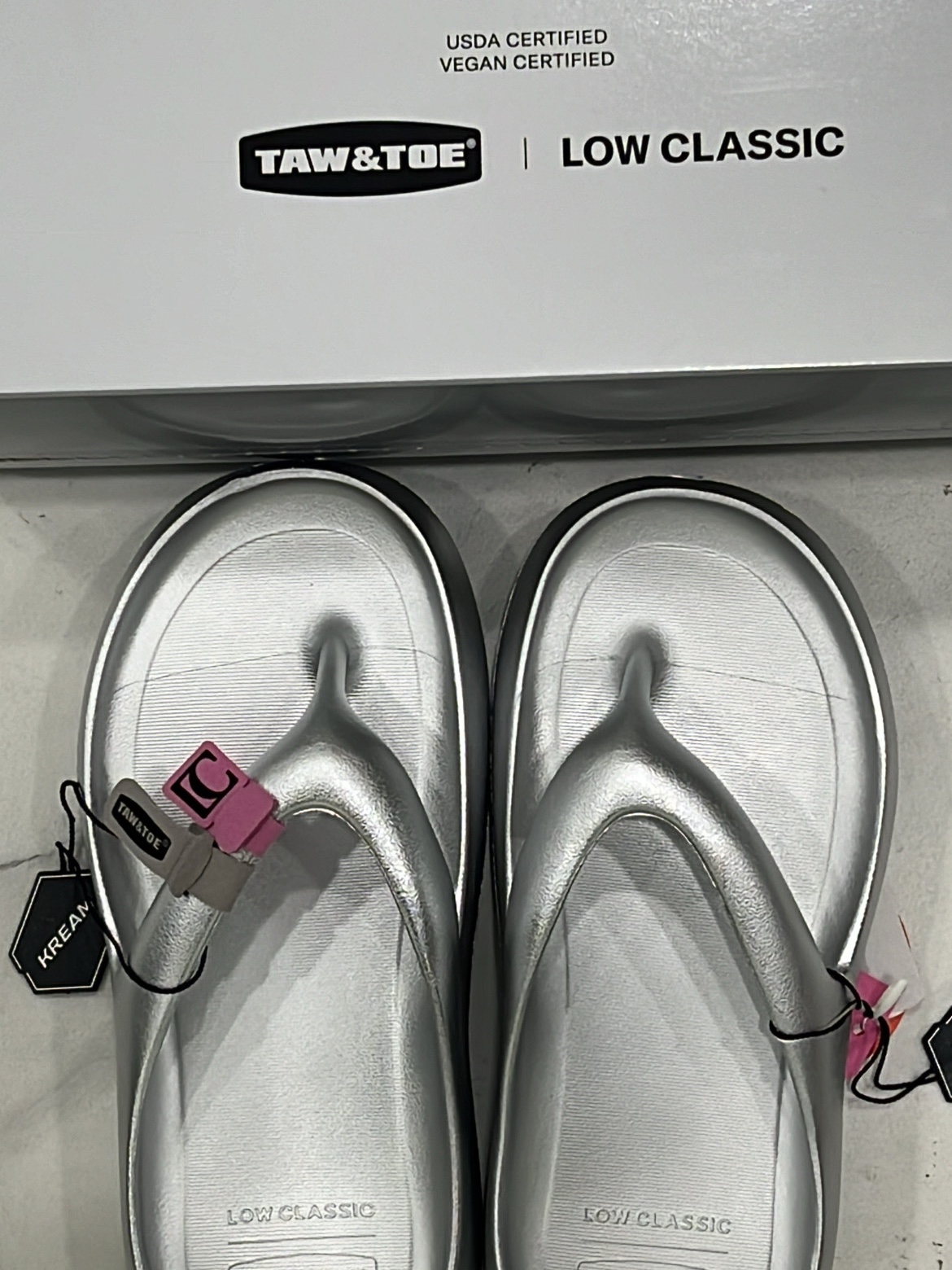 Taw&Toe x Low Classic Platform Flip Flop Silver 착용 스타일