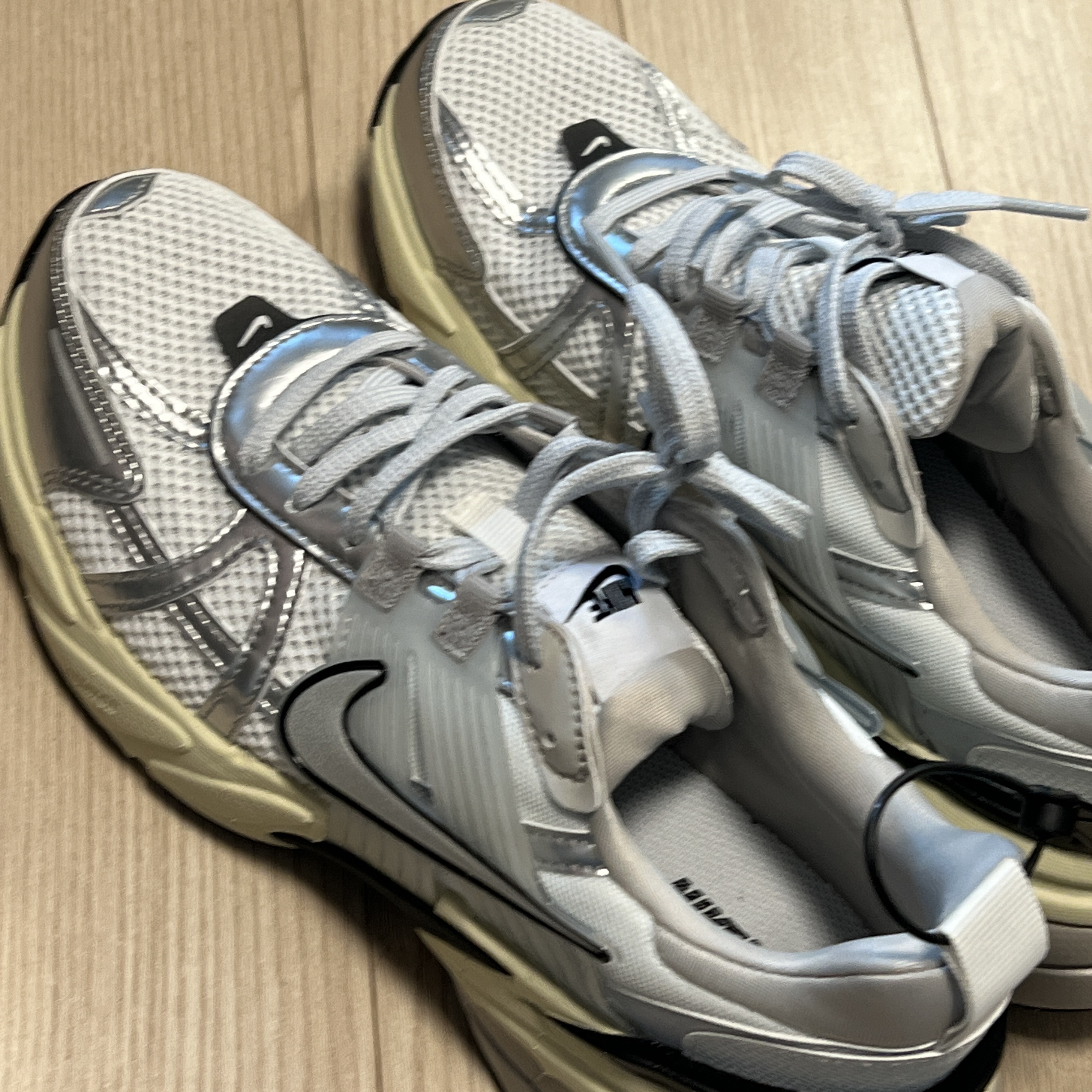 Nike V2K Run Summit White Metallic Silver 착용 스타일 - 2