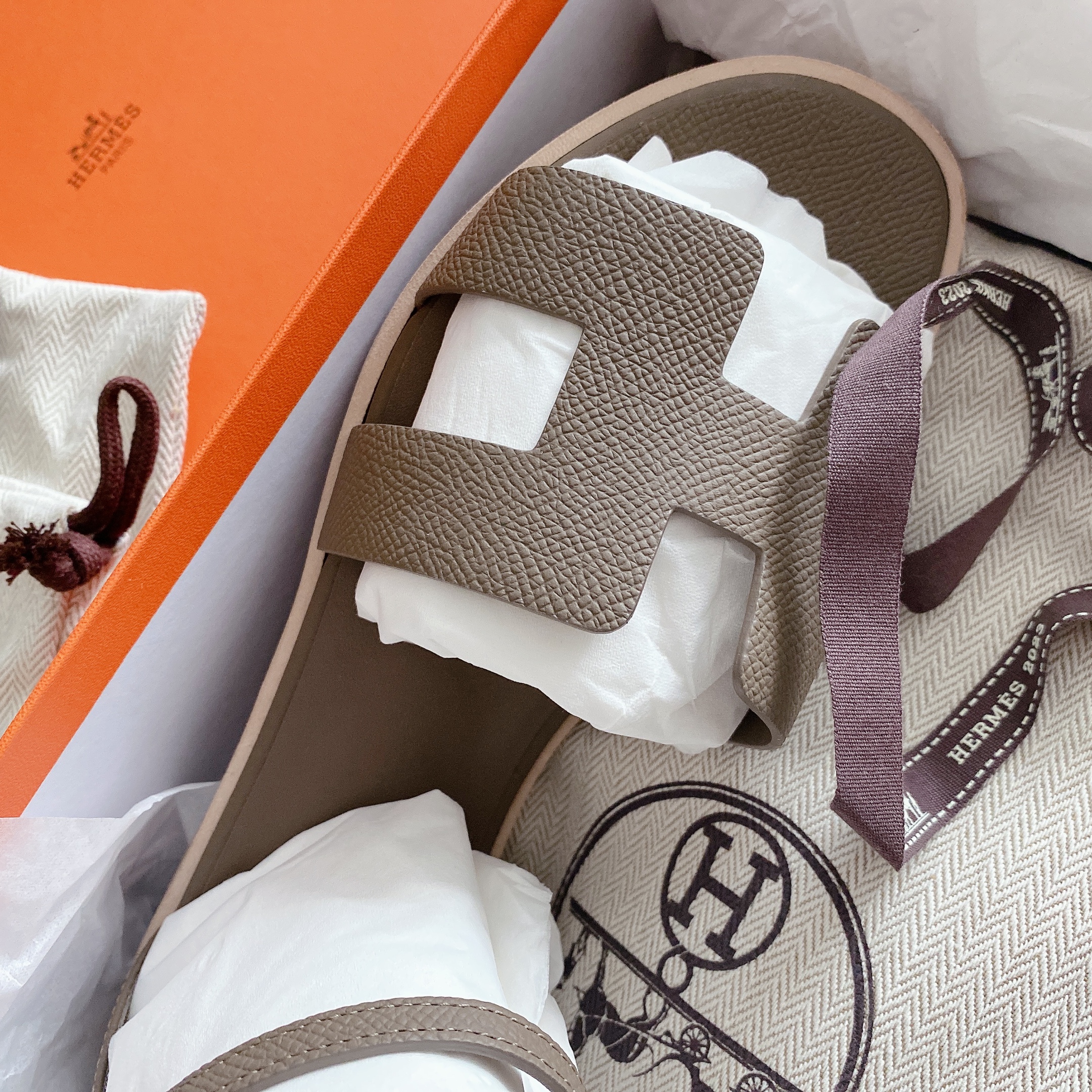 (W) Hermes Santorini Sandal Epsom & Palladium Etoupe 착용 스타일