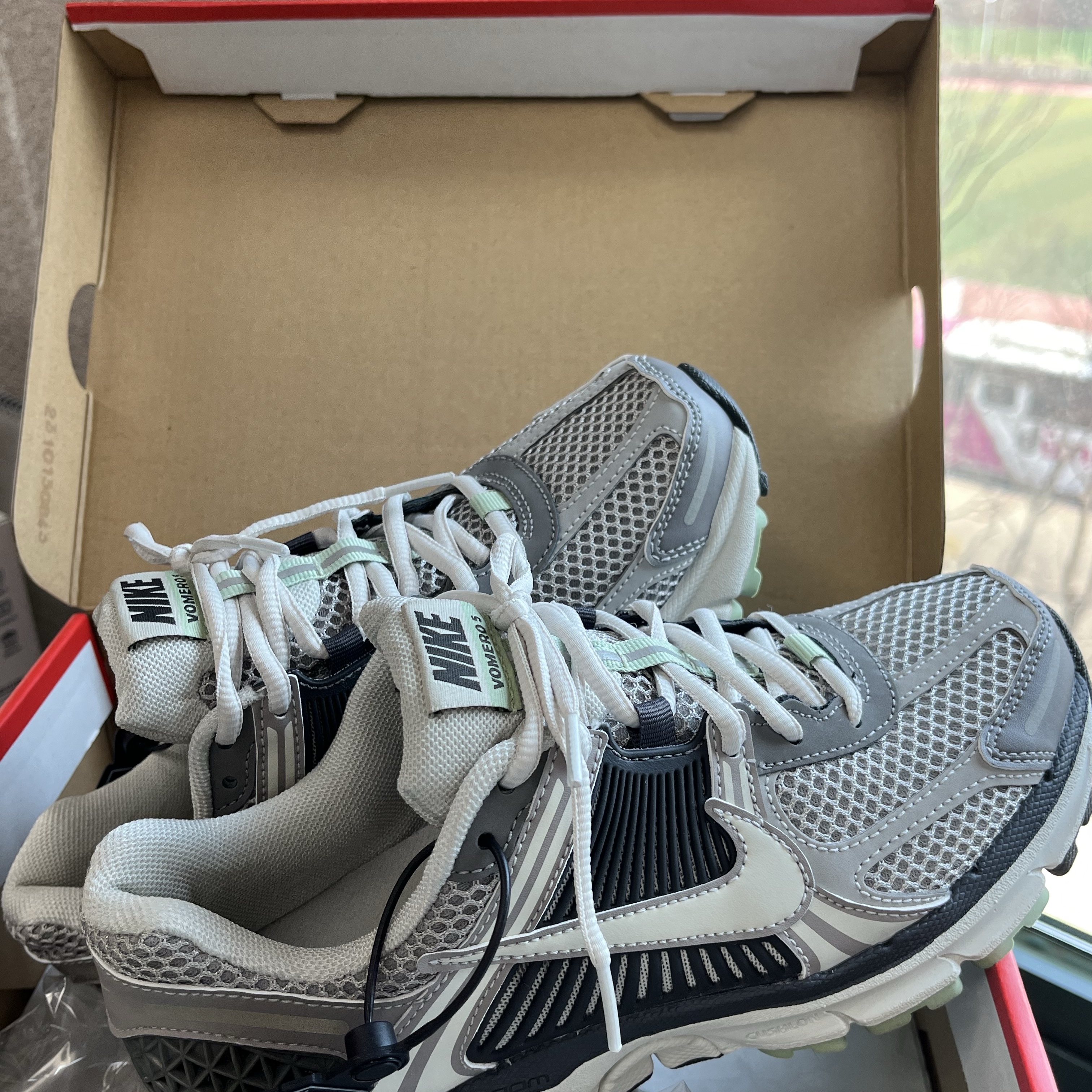 (W) Nike Zoom Vomero 5 Cobblestone and Flat Pewter 착용 스타일 - 1