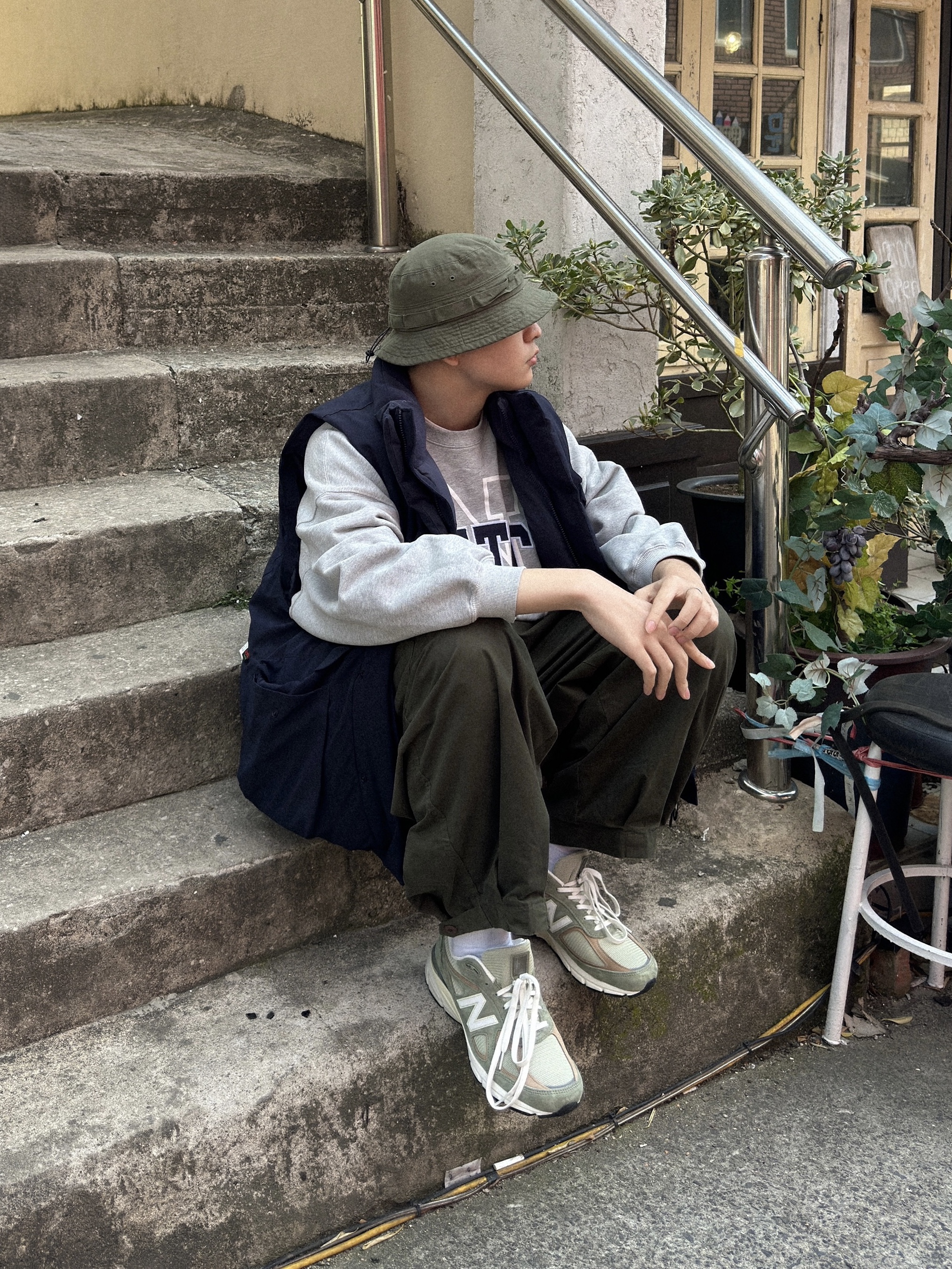 New Balance 990v4 Made in USA Olive Incense 착용 스타일 - 2