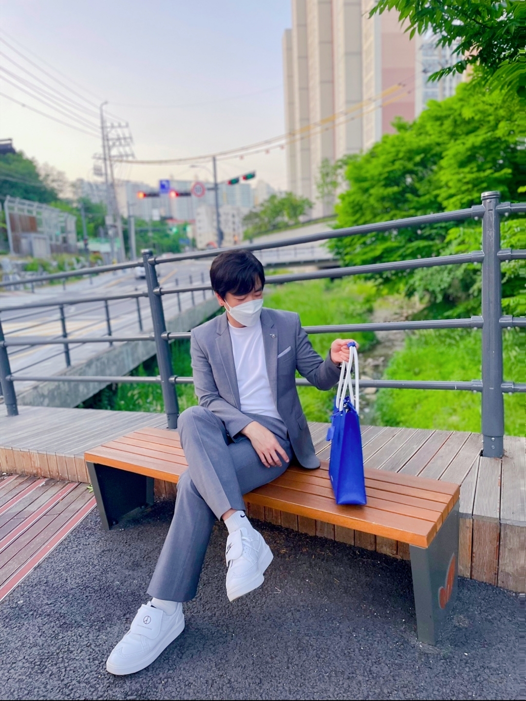 Nike x Peaceminusone Kwondo1 White, Ader Error Shopper Bag Blue 착용 스타일 - 1