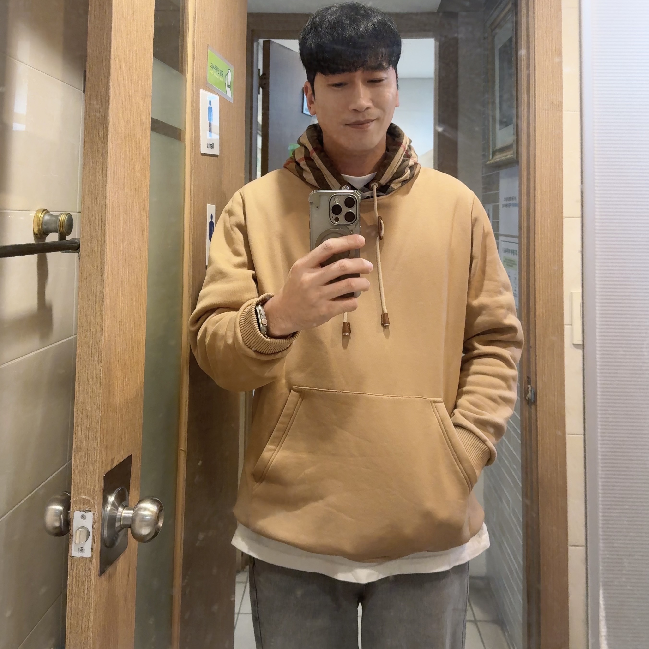 Burberry Check Hood Cotton Blend Hoodie Camel 착용 스타일