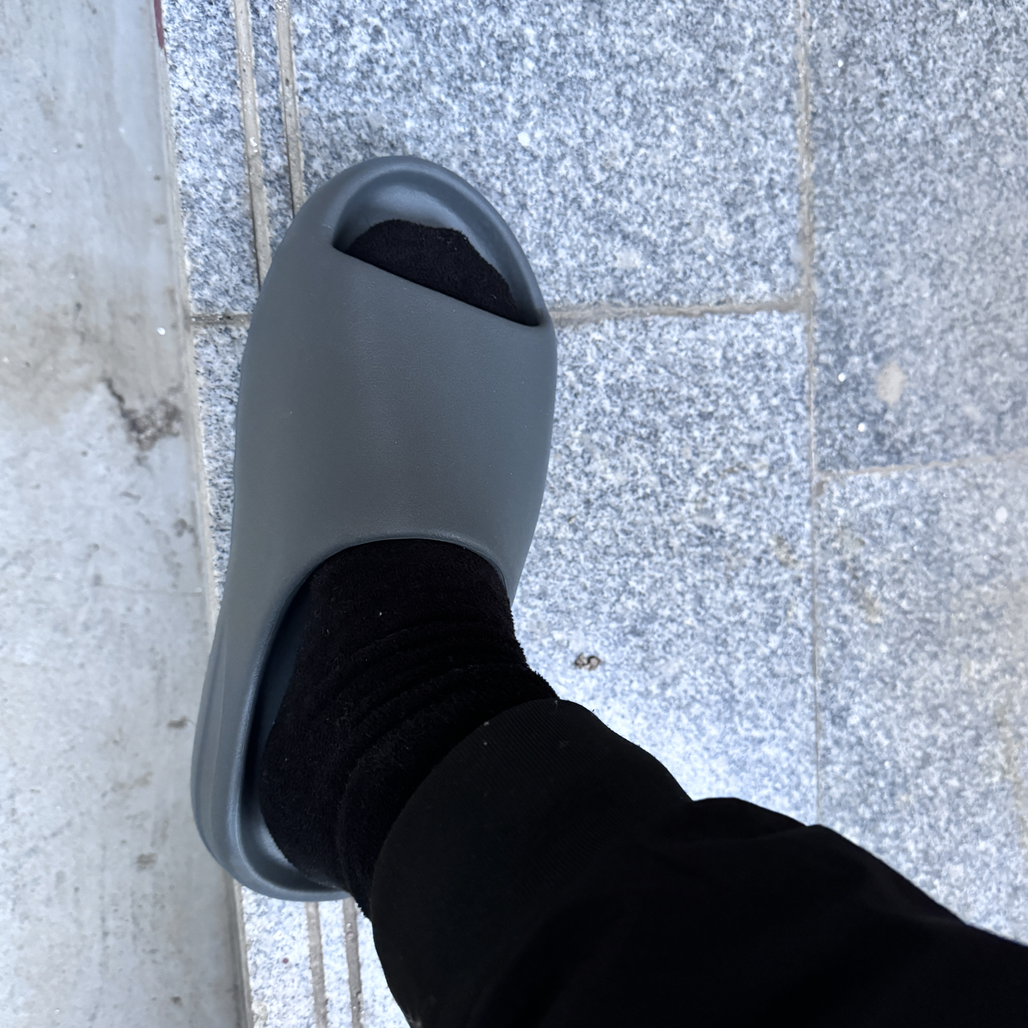 Adidas Yeezy Slide Slate Grey 착용 스타일 - 1