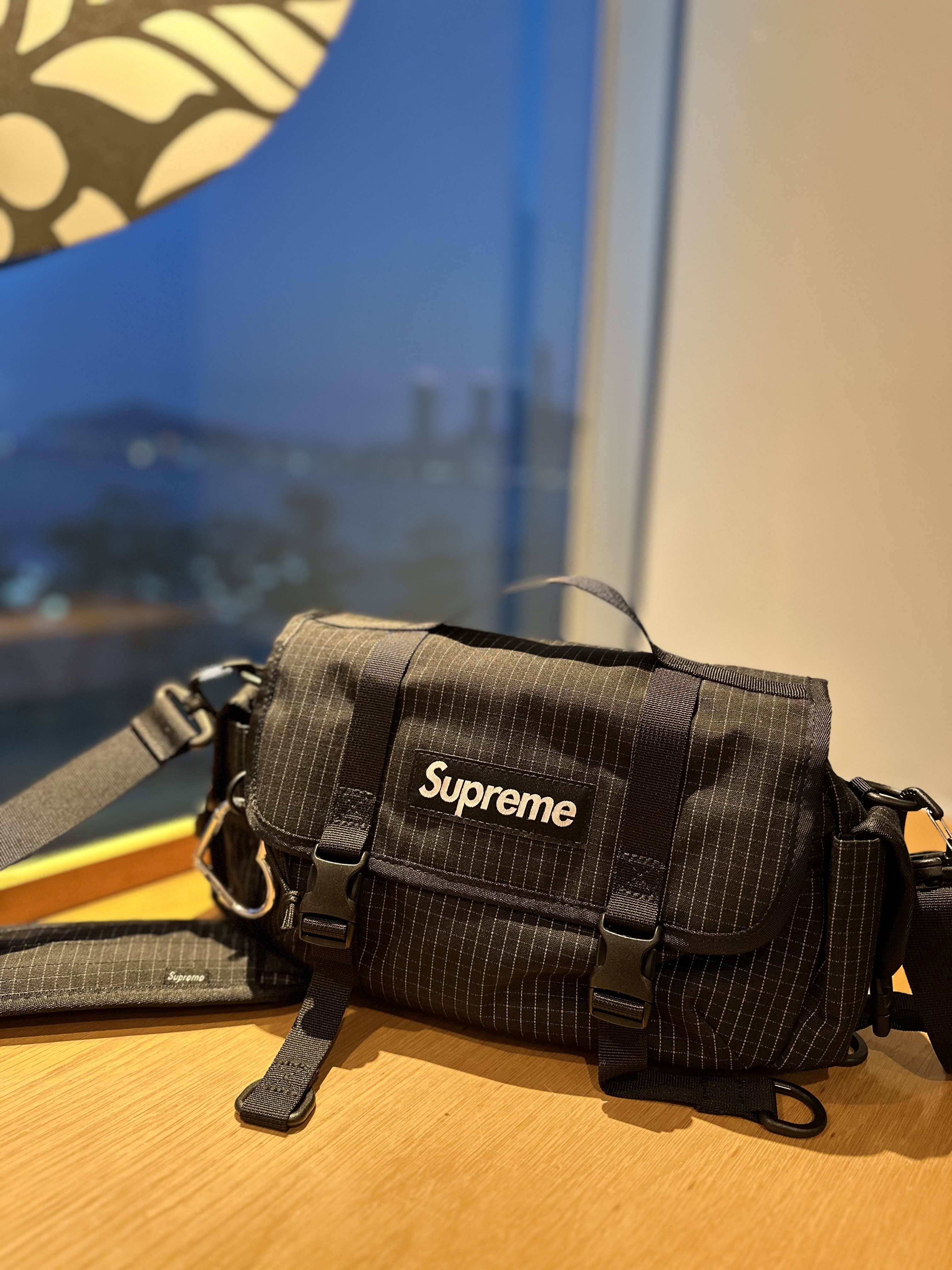 Supreme Mini Duffle Bag Black - 24SS 착용 스타일 - 1