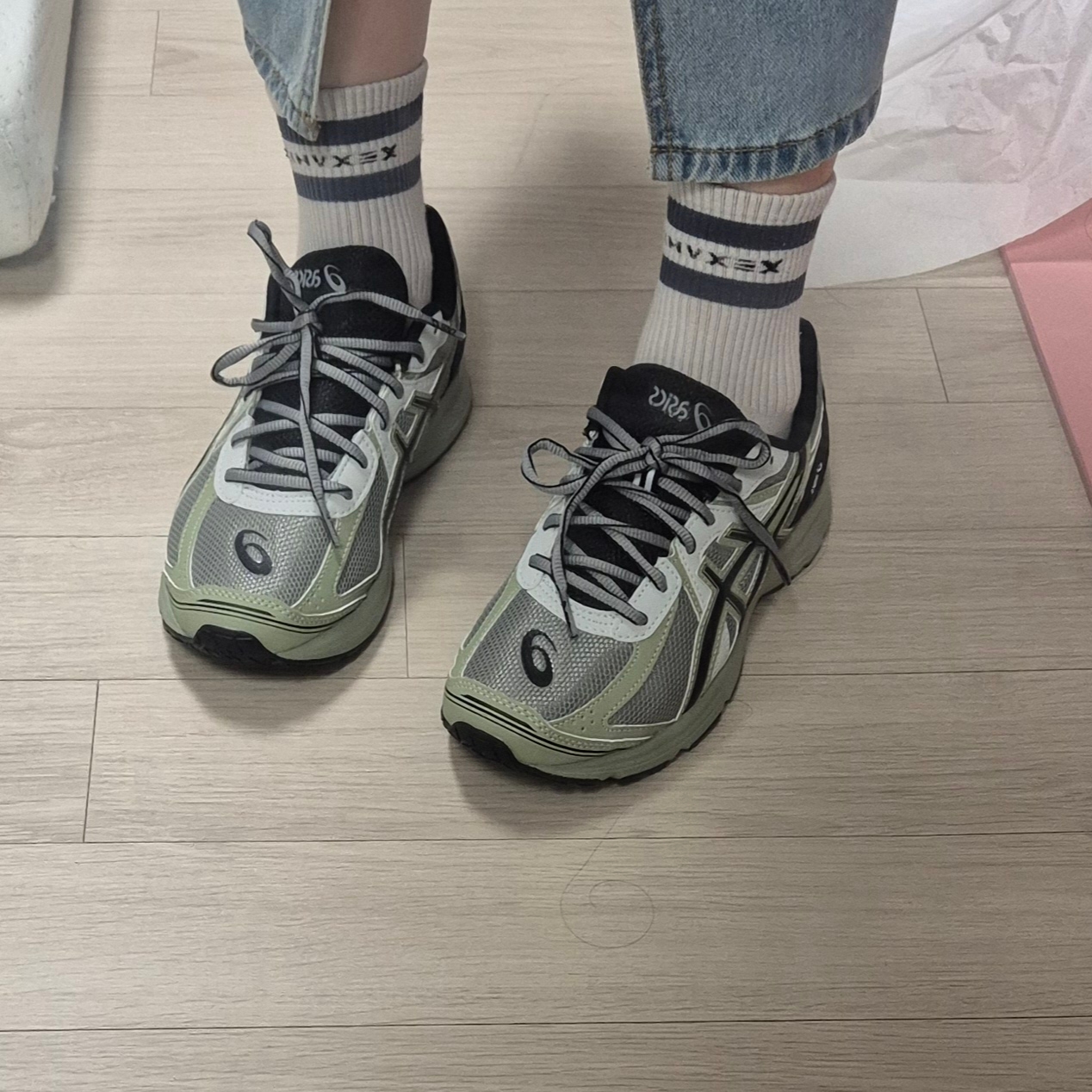 Asics Jog 100 S Sheet Rock - 2E Wide 착용 스타일