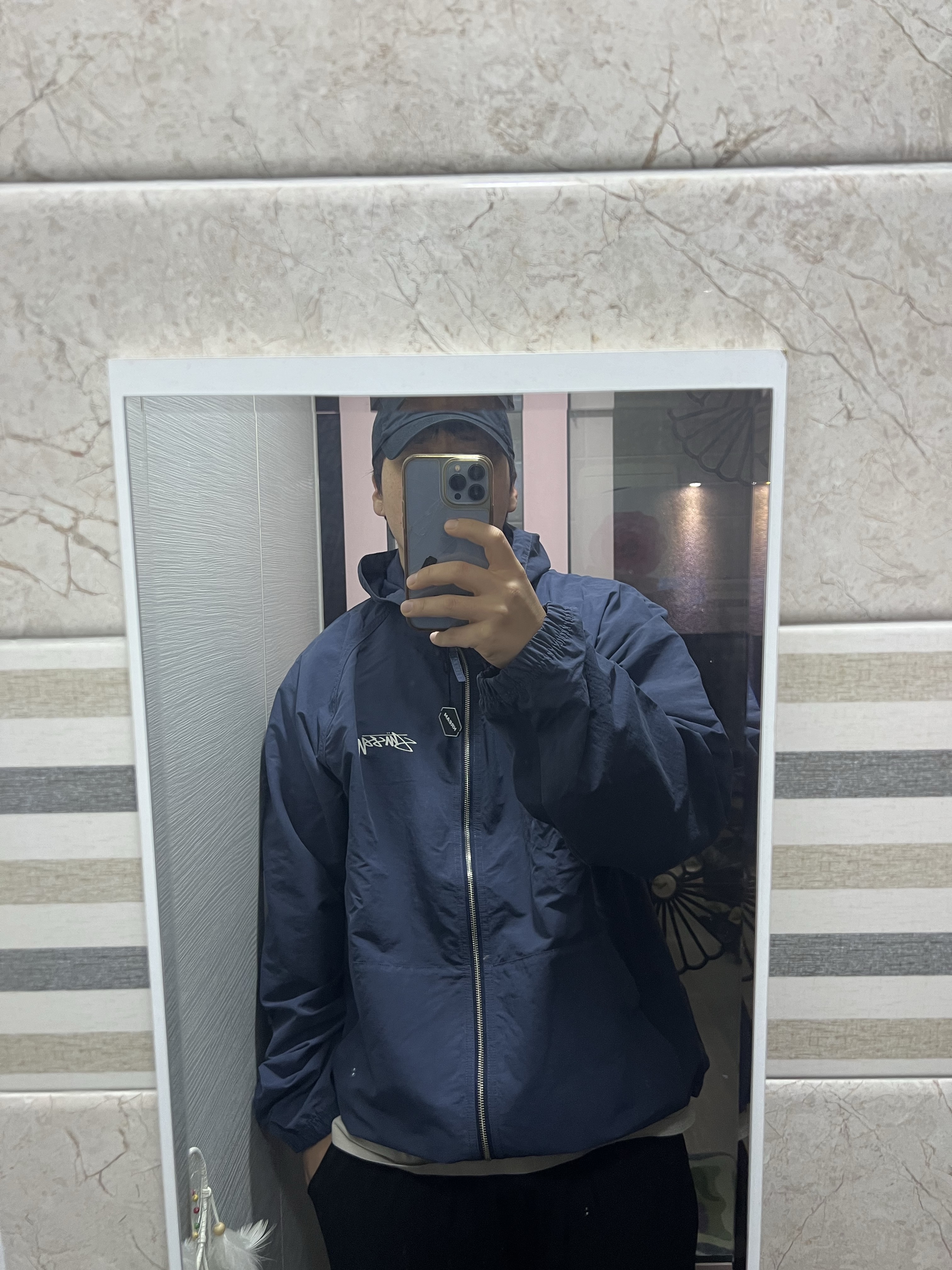 Stussy Wave Dye Beach Shell Jacket Navy 착용 스타일 - 2