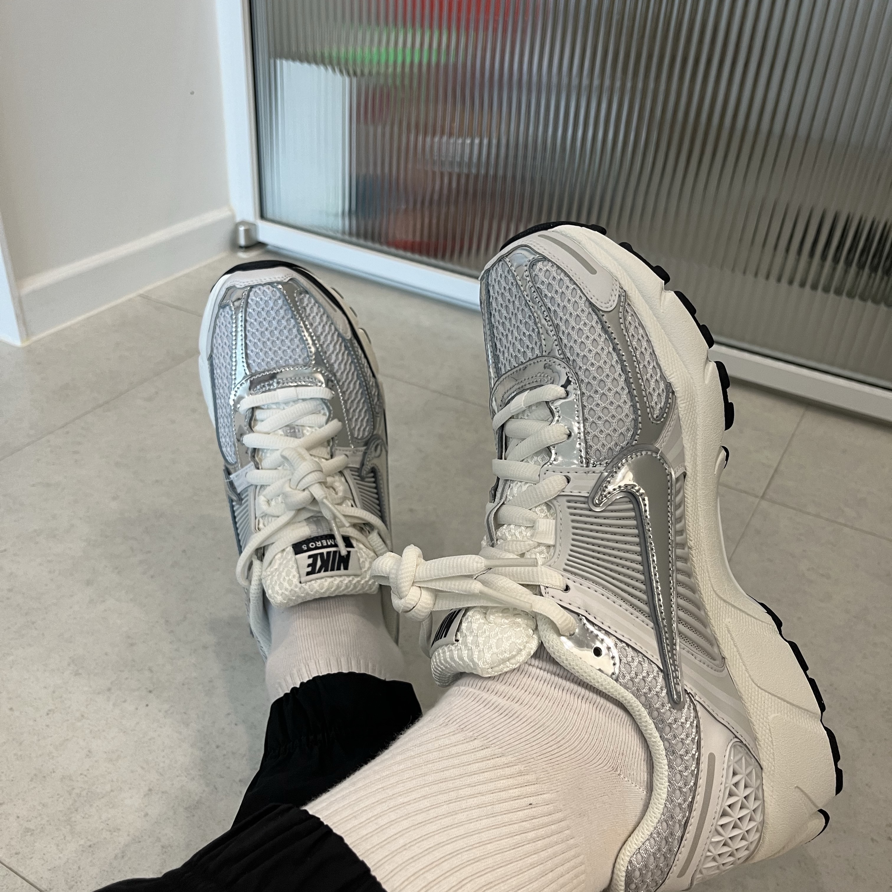 (W) Nike Zoom Vomero 5 Photon Dust and Metallic Silver 착용 스타일 - 2